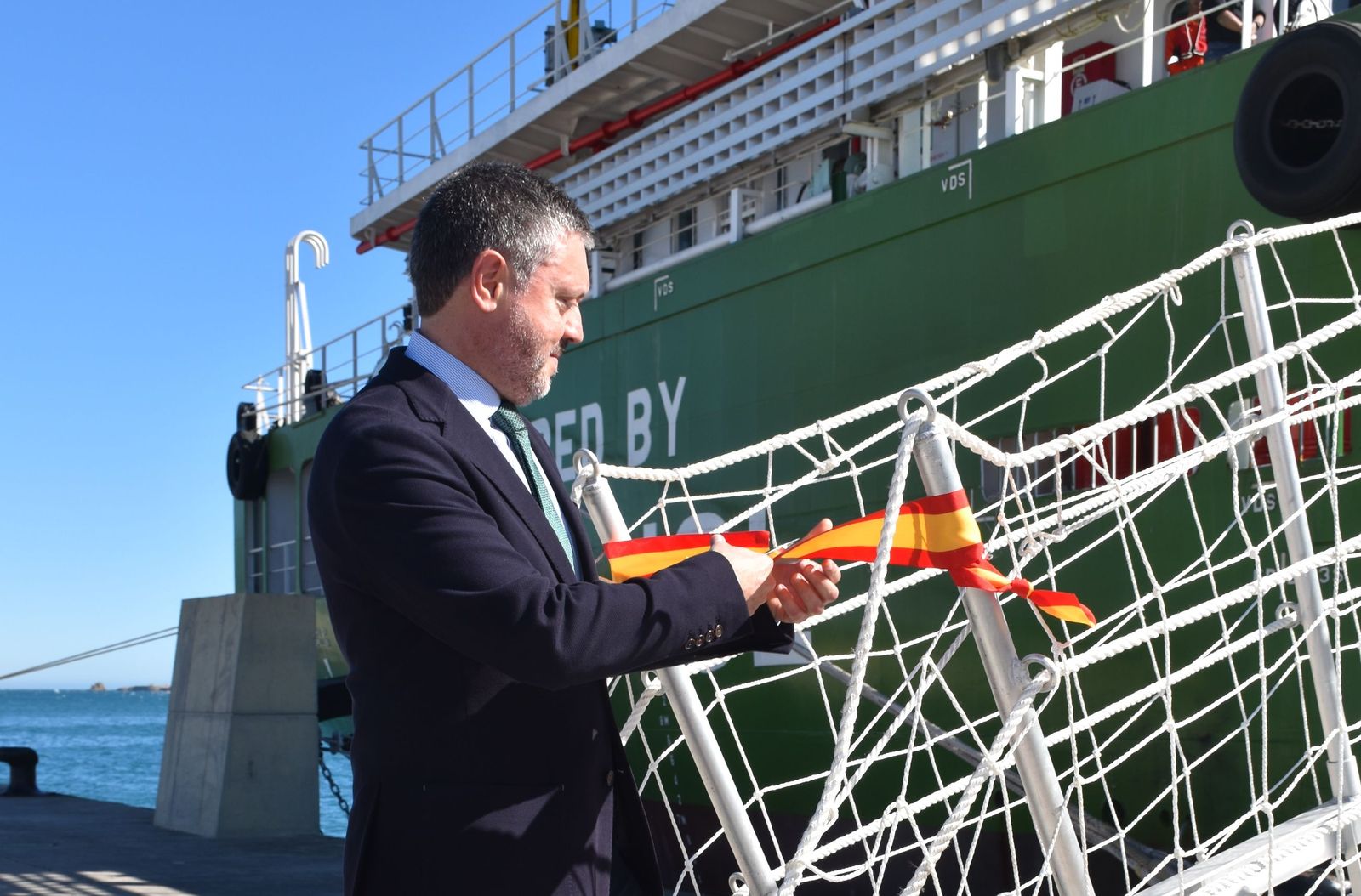 El presidente de la Autoridad Portuaria, Juan Manuel Doncel, inaugura la gabarra 'Maya Cosulich’