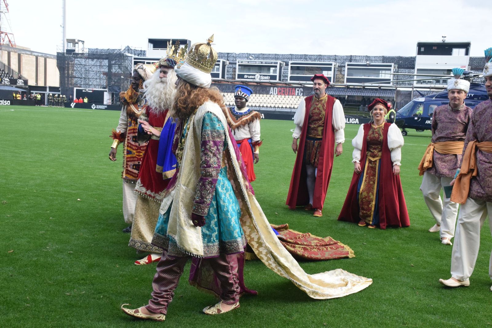 Los Reyes Magos aterrizan en el Alfonso Murube horas antes de la cabalgata