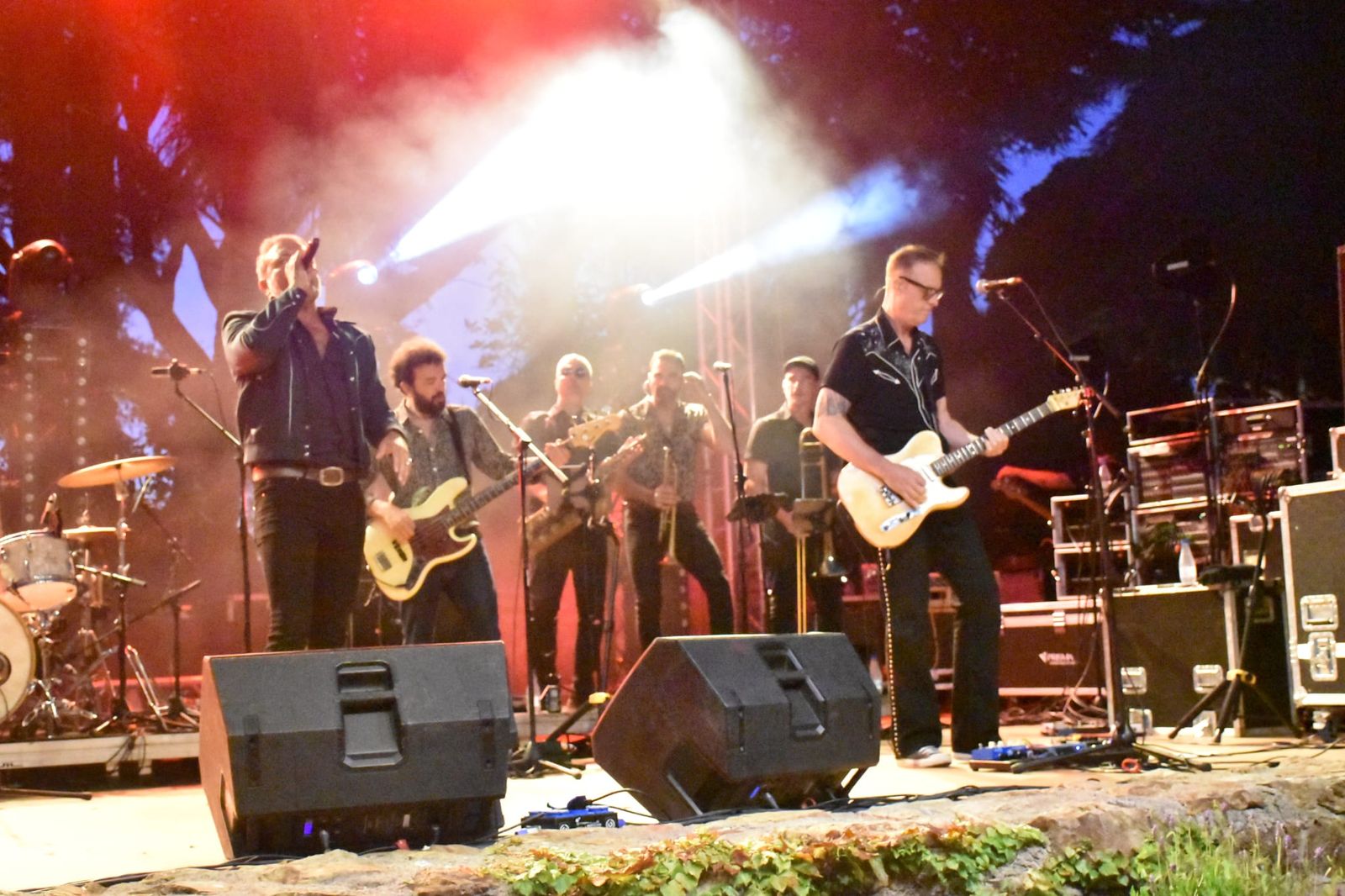 M-Clan convierte Ceuta en un enorme escenario de rock con una noche para el recuerdo