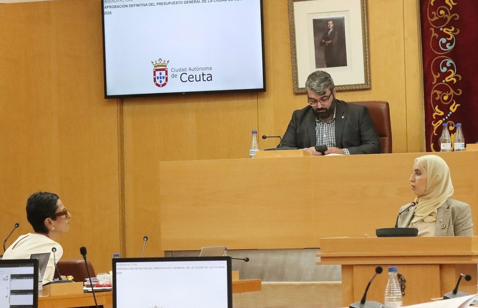 La diputada del MDyC, Fatima Hamed, se dirige a la consejera de Hacienda, Kissy Chandiramani