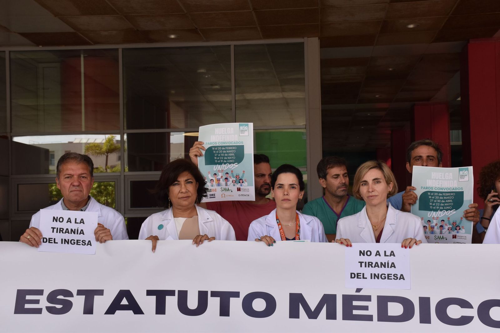 Concentración de facultativos en el HUCE por la quinta huelga nacional contra el Estatuto Marco