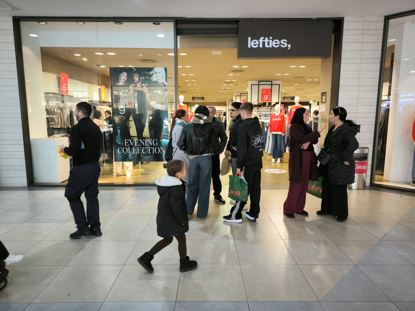 Las rebajas toman Parques de Ceuta en una intensa jornada tras Reyes