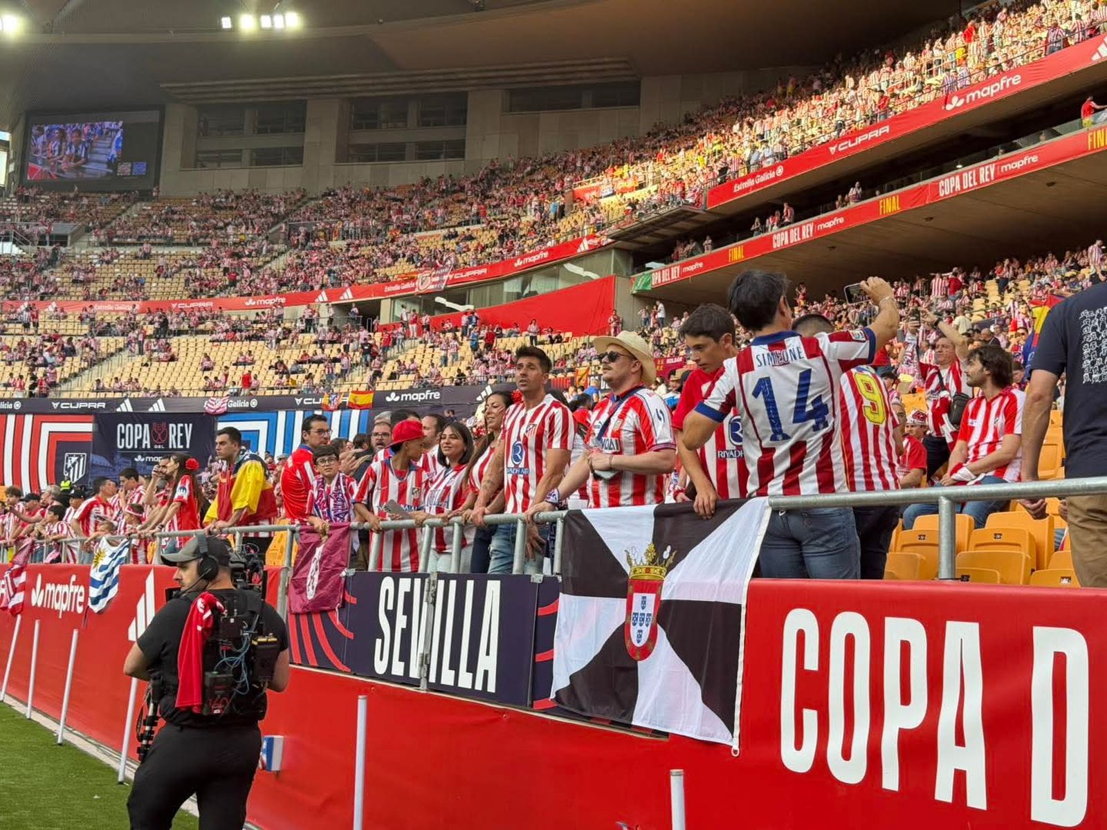 Ceutíes disfrutando de la final de la Copa del Rey en La Cartuja
