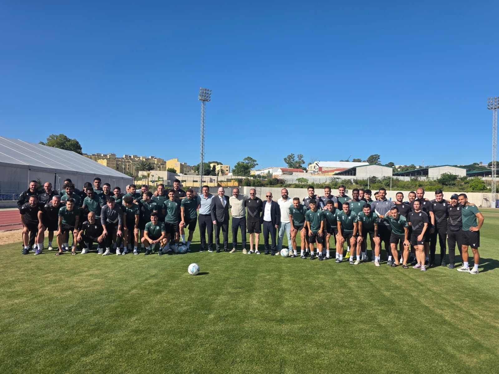 El delegado del Gobierno junto a todo el equipo en el entrenamiento.