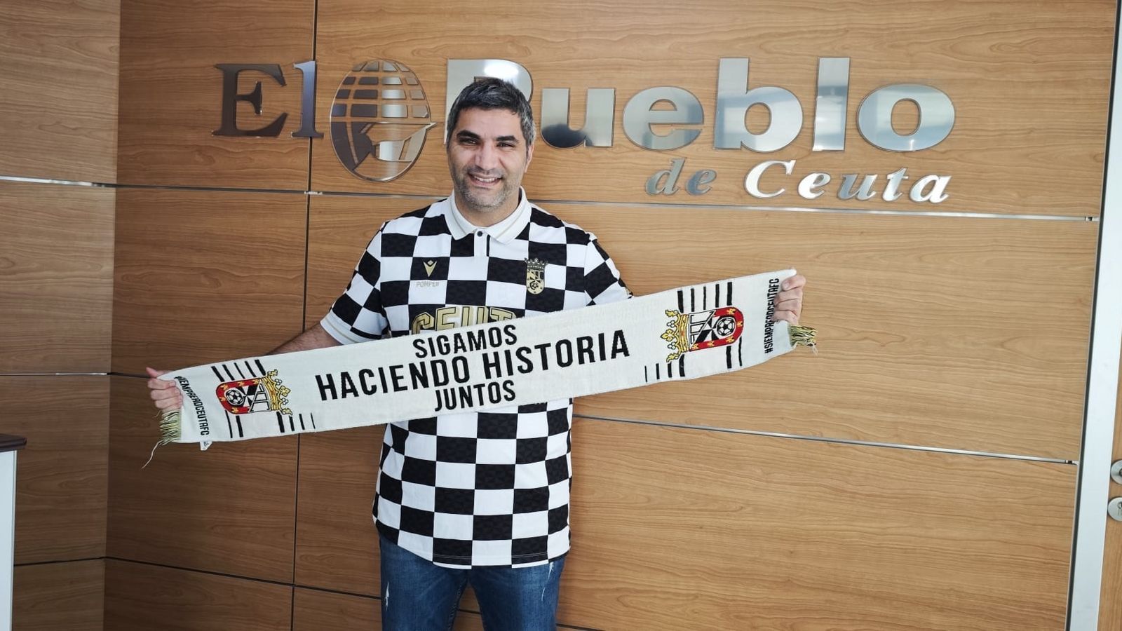 Mohamed Bilal, ‘Chila’, el corazón que late en la grada: la fe inquebrantable del Jugador Nº12 de la AD Ceuta.