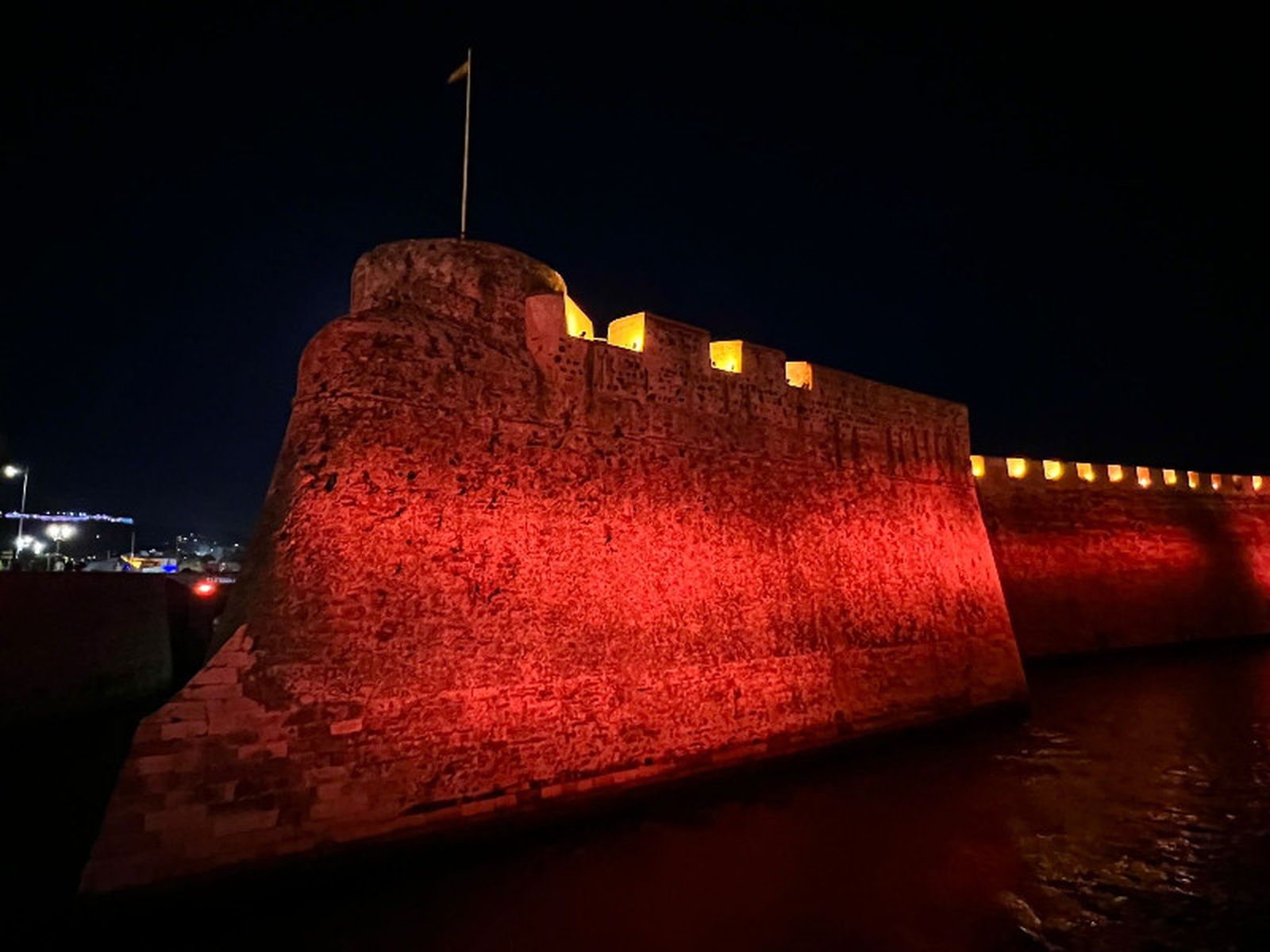 Las Murallas Reales de Ceuta se iluminan de color naranja por la dignidad animal