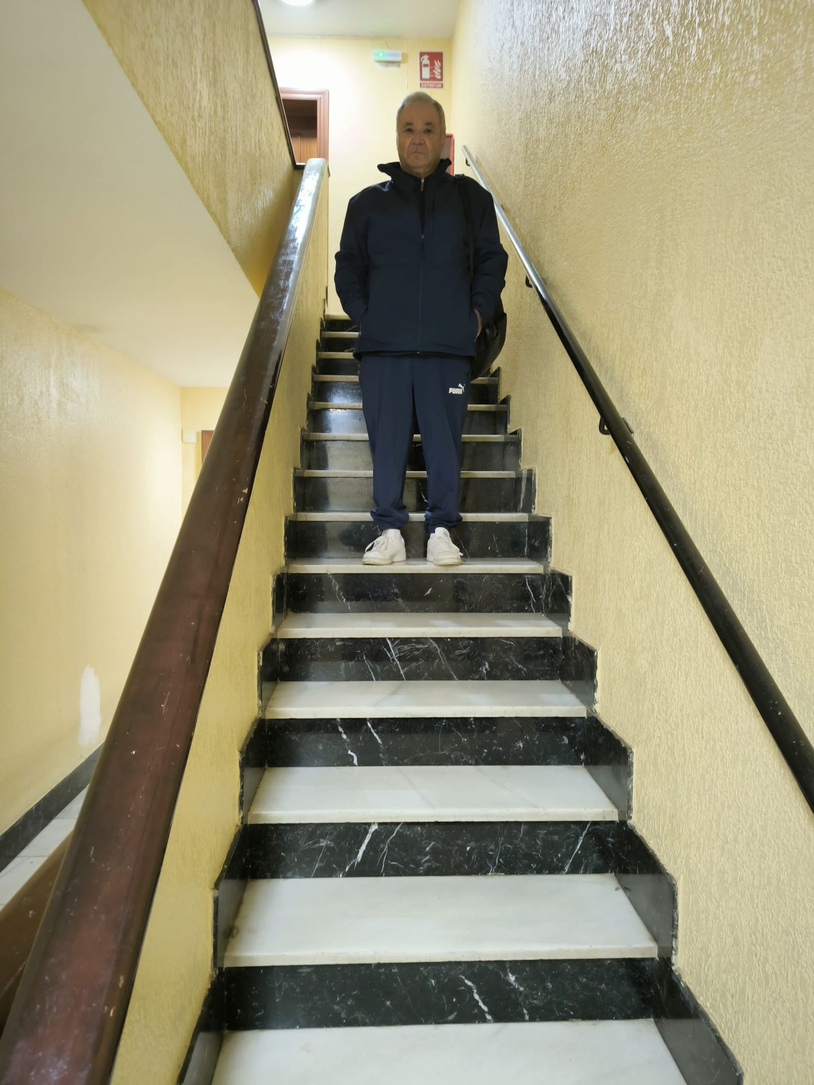 Artero en las escaleras de su bloque