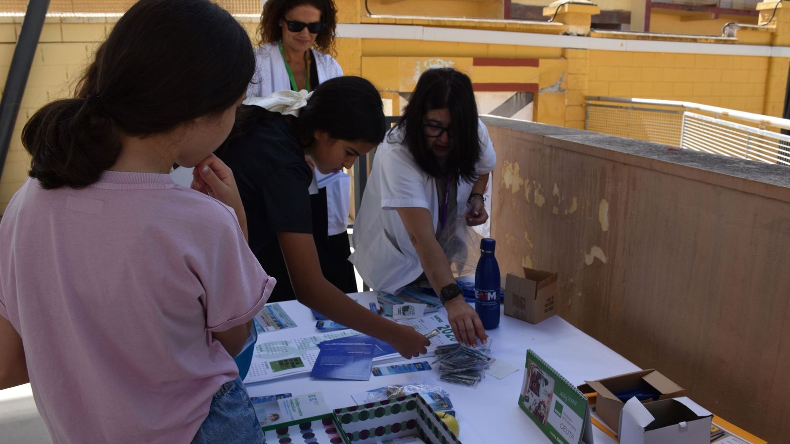 Expositor de SATSE, con Elisabeth Muñoz y Carolina Chaves, en la Feria de Hábitos Saludables del CEIP Santa Amelia