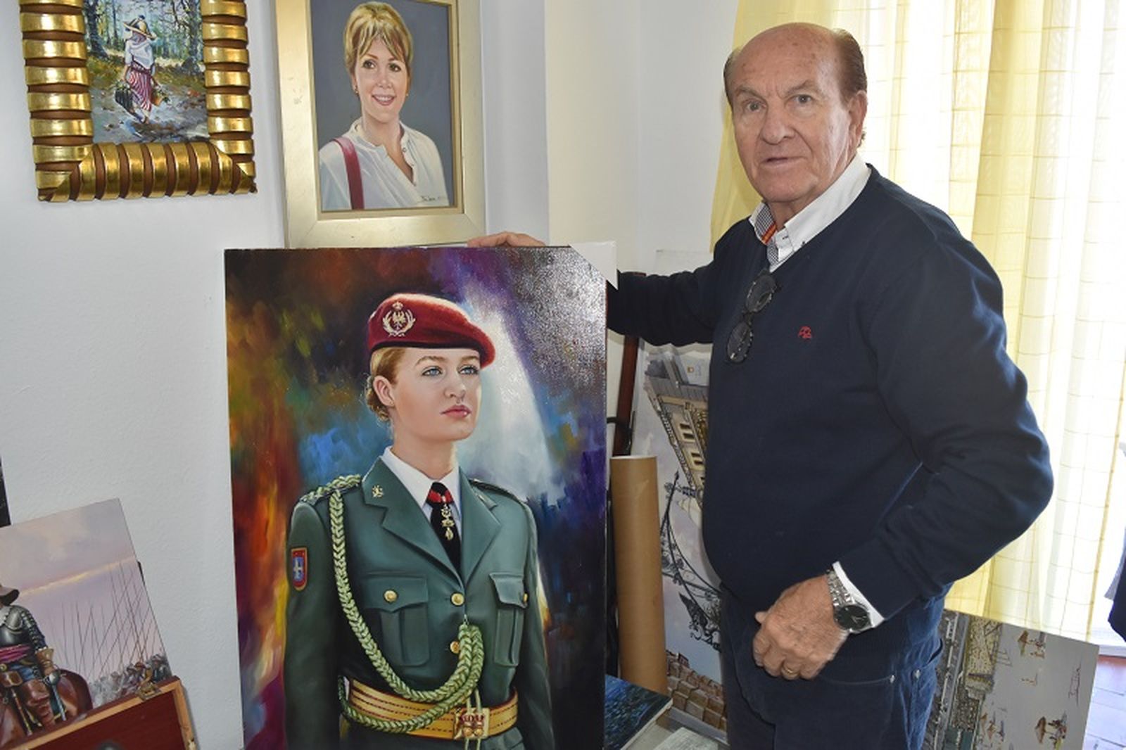 El artista ceutí Paco León junto al cuadro que pintó hace unos meses de la jura de bandera de la princesa Leonor. / FOTO NICOL'S El artista ceutí Paco León junto al cuadro que pintó hace unos meses de la jura de bandera de la princesa Leonor. / FOTO NICOL'S