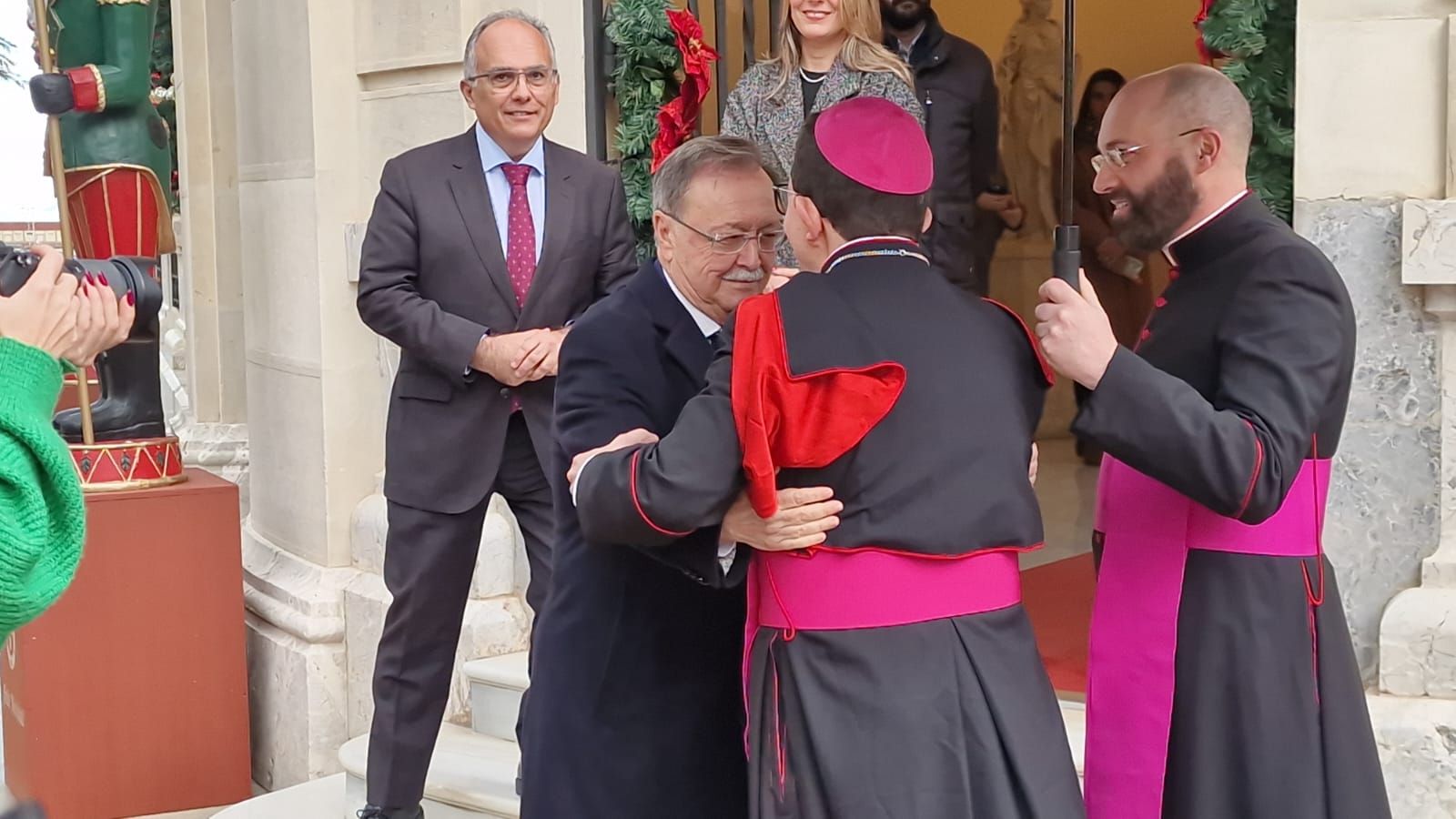 Vivas recibe a Monseñor Valdivia en la Puerta Noble del Palacio Autonómico