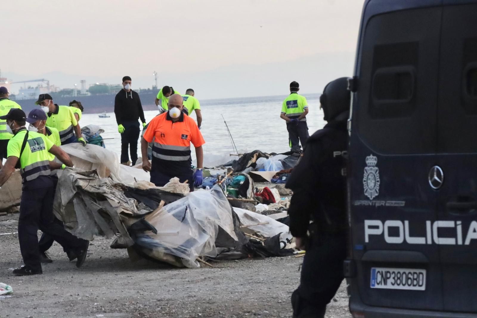 La Policía Nacional inicia el desalojo del Guano, último gran asentamiento ilegal de inmigrantes de Ceuta