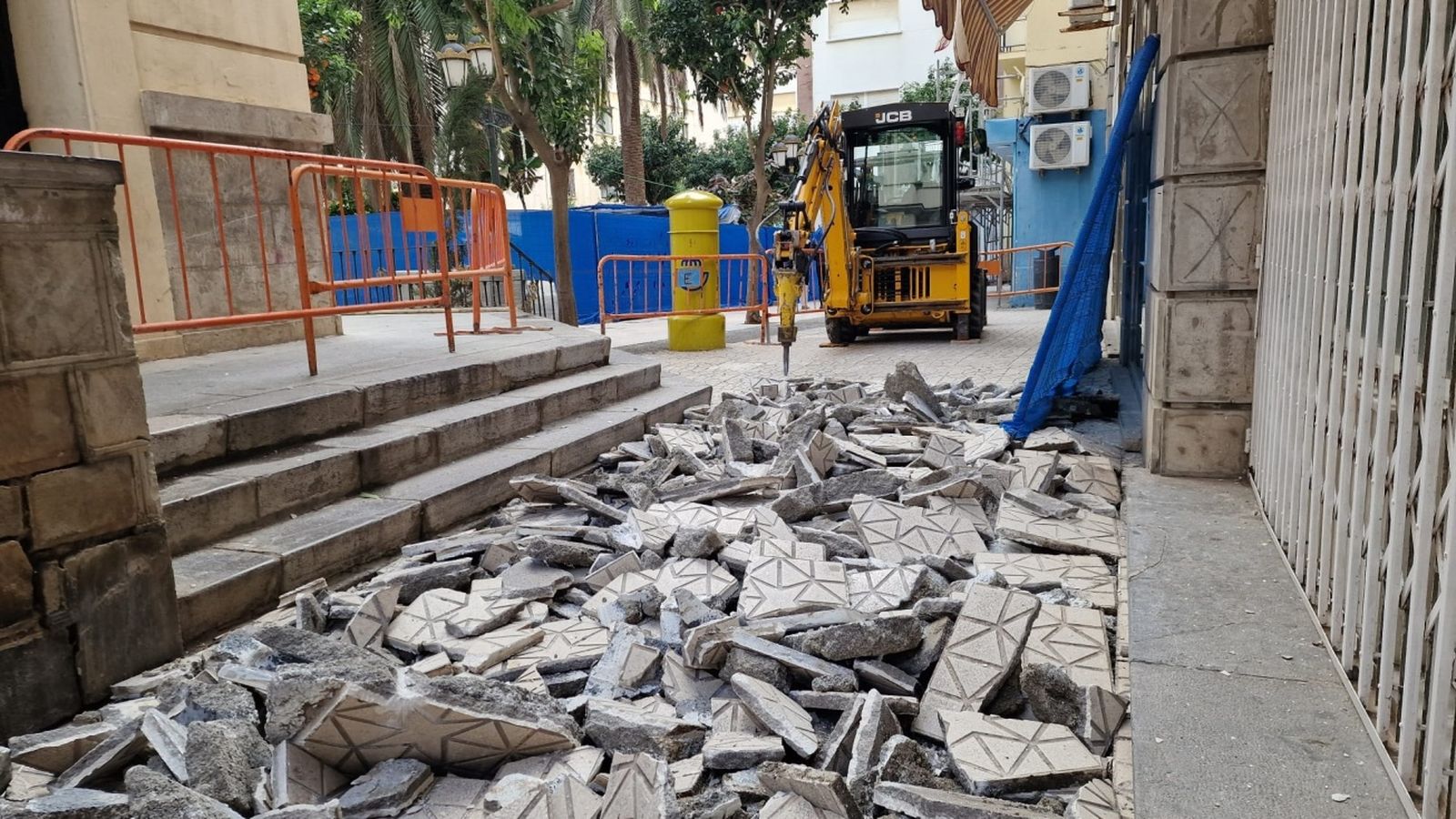Las obras han comenzado en la plaza de España, conocida también como plaza de Correos. / FOTO S.D.A.