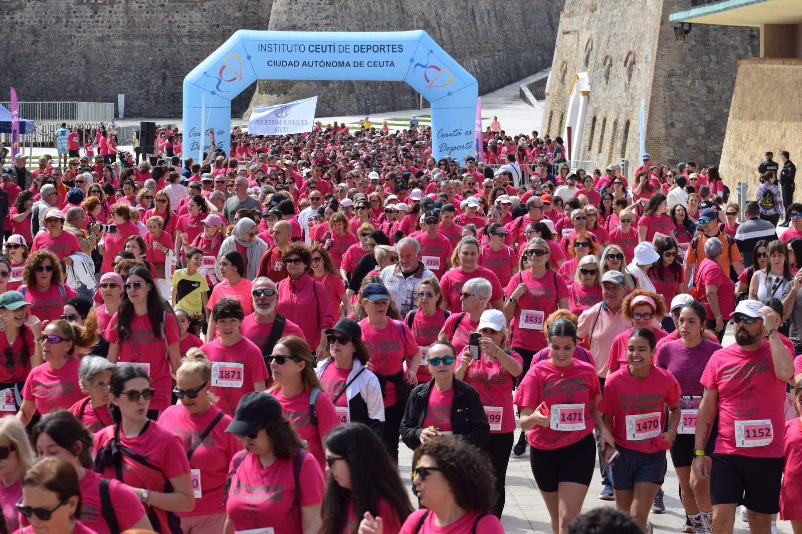 Ceuta se viste de rosa para abrazarse a la vida