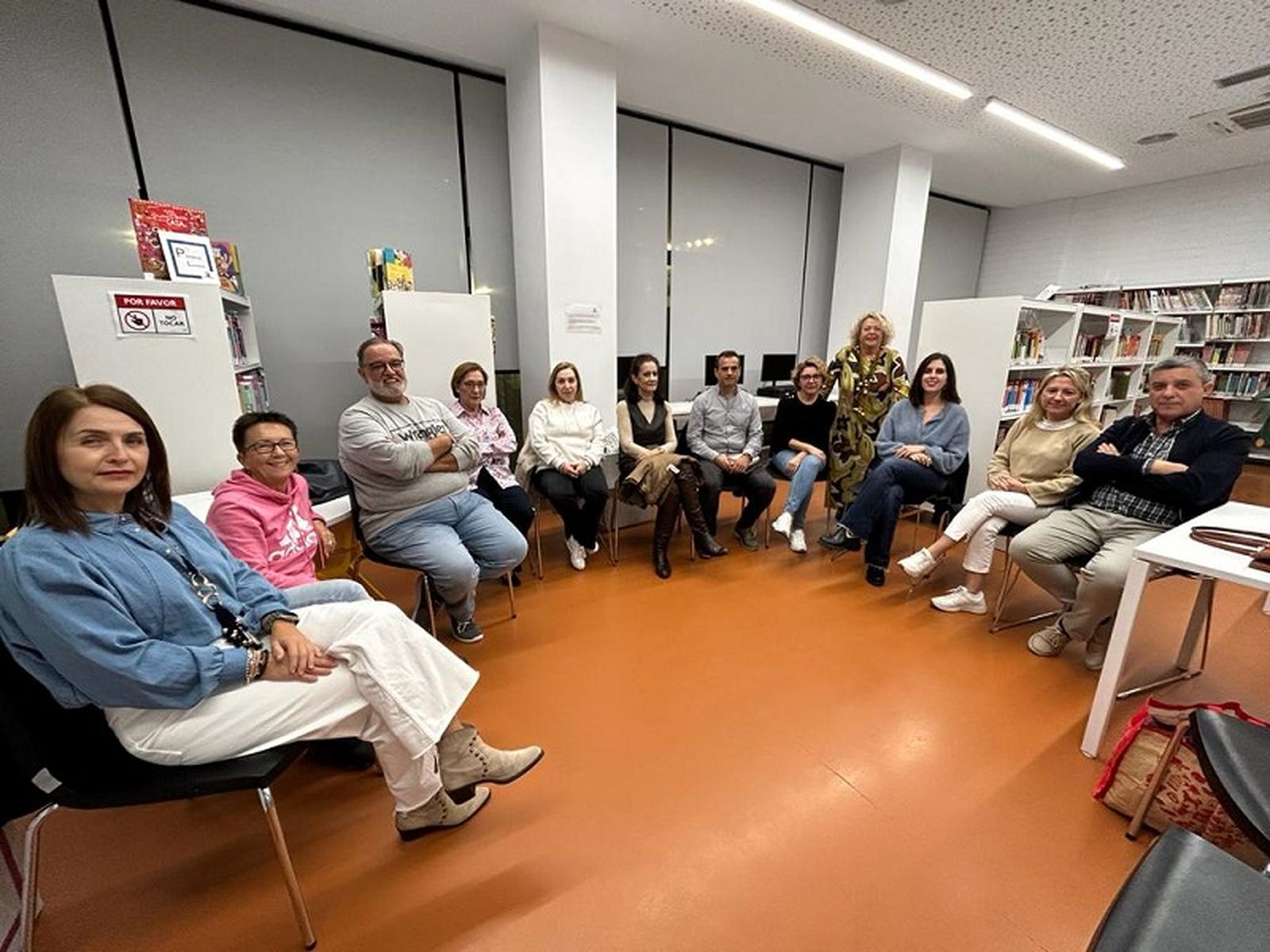 Varios miembros del club de lectura del Morro durante una de sus quedadas. / FOTO EL PUEBLO