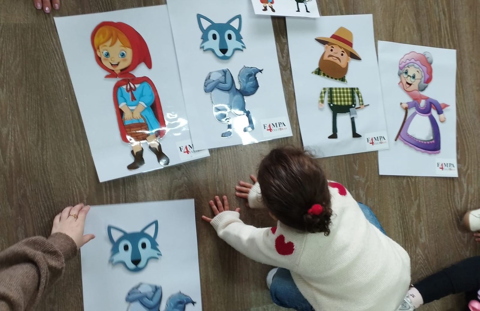 Una niña disfruta del taller de marionetas de FAMPA Cuatro Culturas