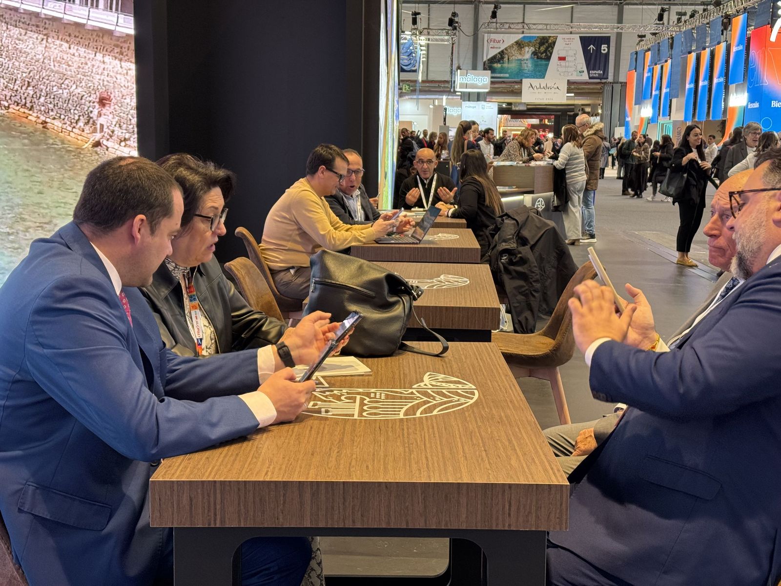 Ceuta inicia su participación en FITUR asistiendo al homenaje a las víctimas de Adamuz en el stand de Andalucía