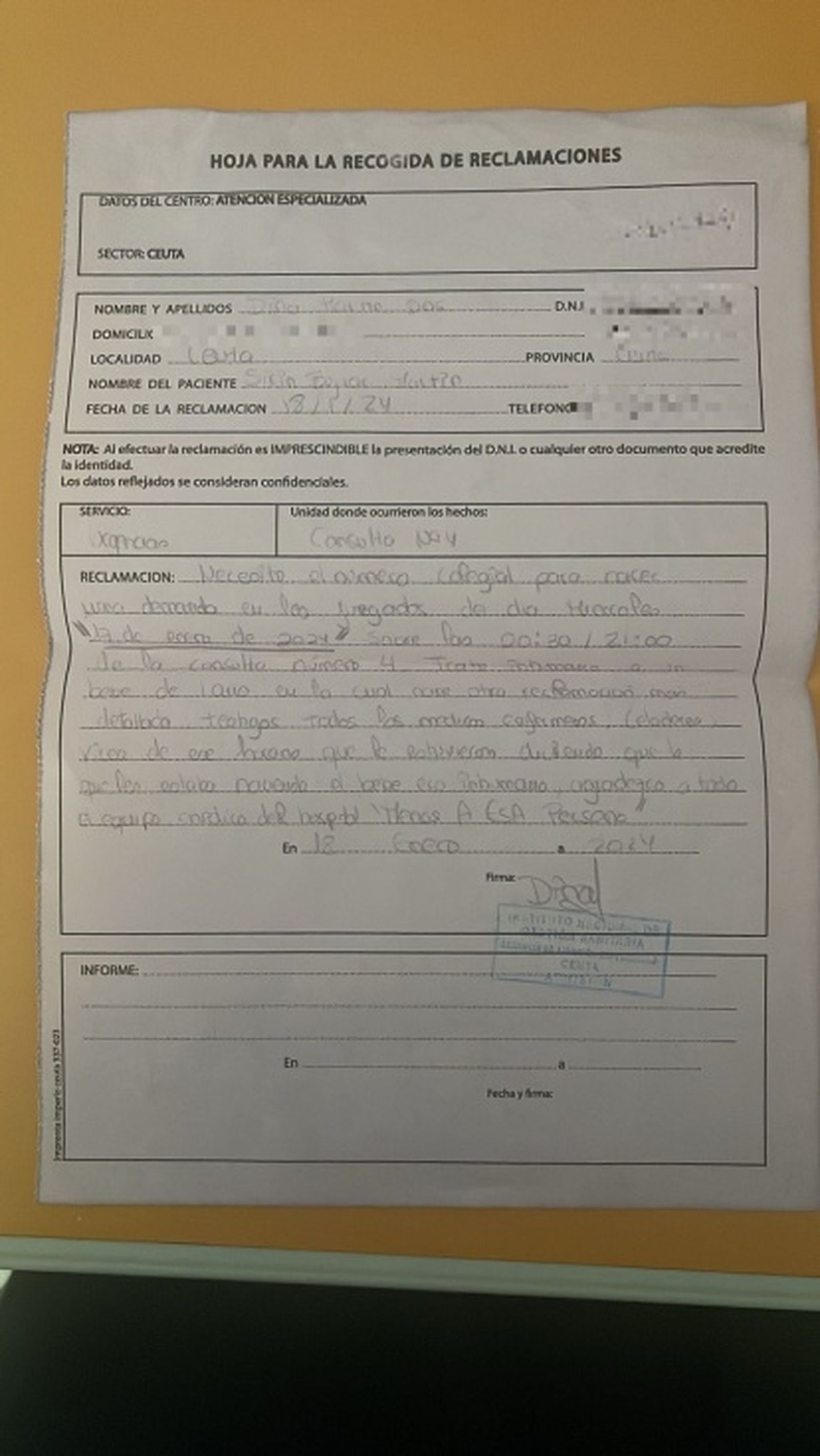 El personal sanitario que presenció la escena animó a Dina a denunciar. Por lo pronto, ha interpuesto una hoja de reclamaciones. / FOTO CEDIDA