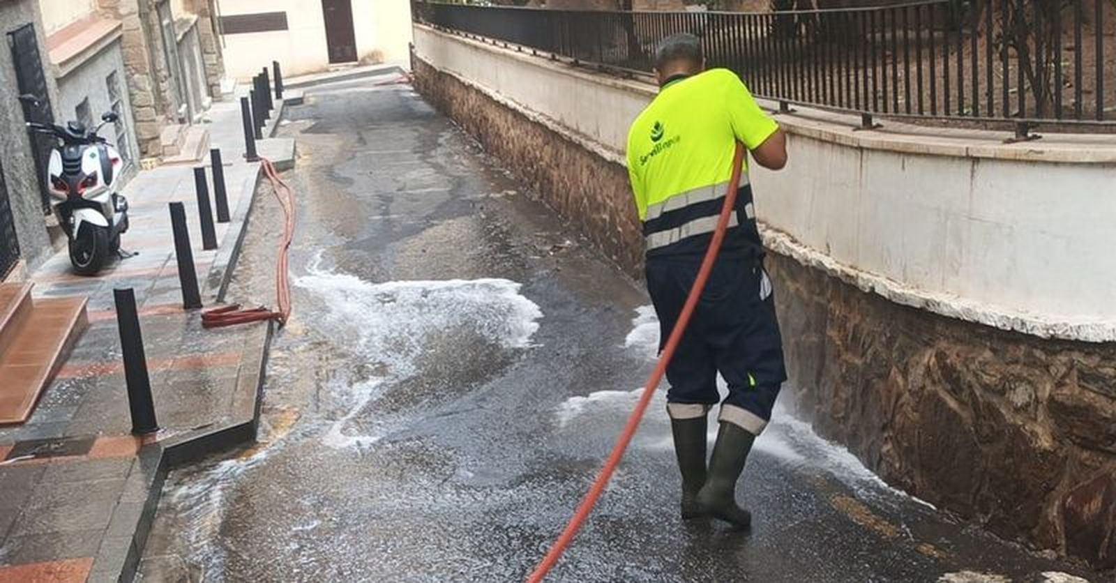 Operario de Servilimpce baldando una de las calle de Ceuta.