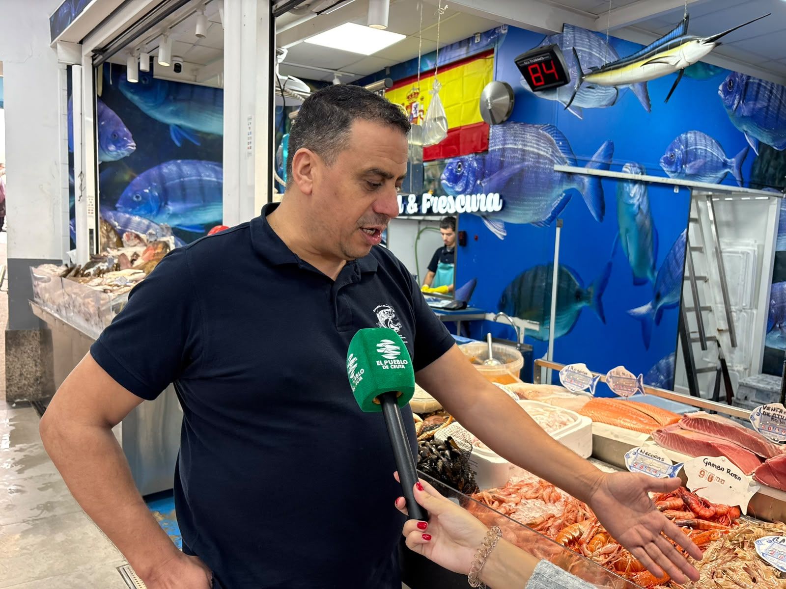 Youness Ahassan explica que una caja de cigalas puede superar los mil euros, una inversión que resulta demasiado arriesgada cuando la mercancía no llega a tiempo por los problemas en Aduanas