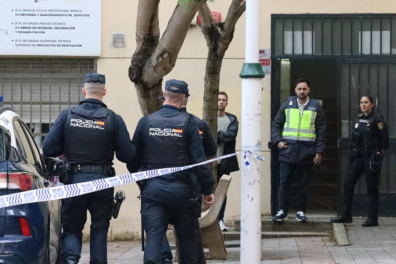 Varios agentes de la Policía Nacional junto al IES Siete Colinas tras ser desalojado por una amenaza de bomba. / FOTO REDUAN Varios agentes de la Policía Nacional junto al IES Siete Colinas tras ser desalojado por una amenaza de bomba. / FOTO REDUAN