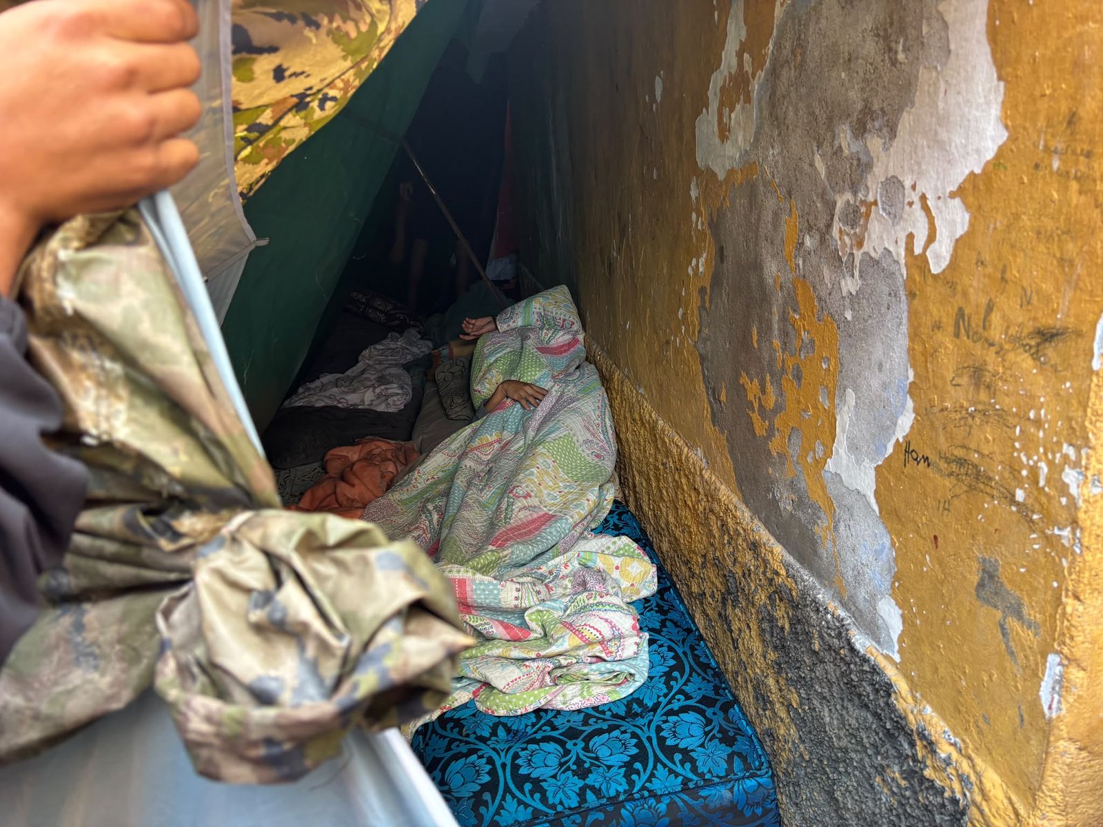 Los Rosales estalla tras 70 días de abandono y exige una solución para los migrantes que siguen en sus calles