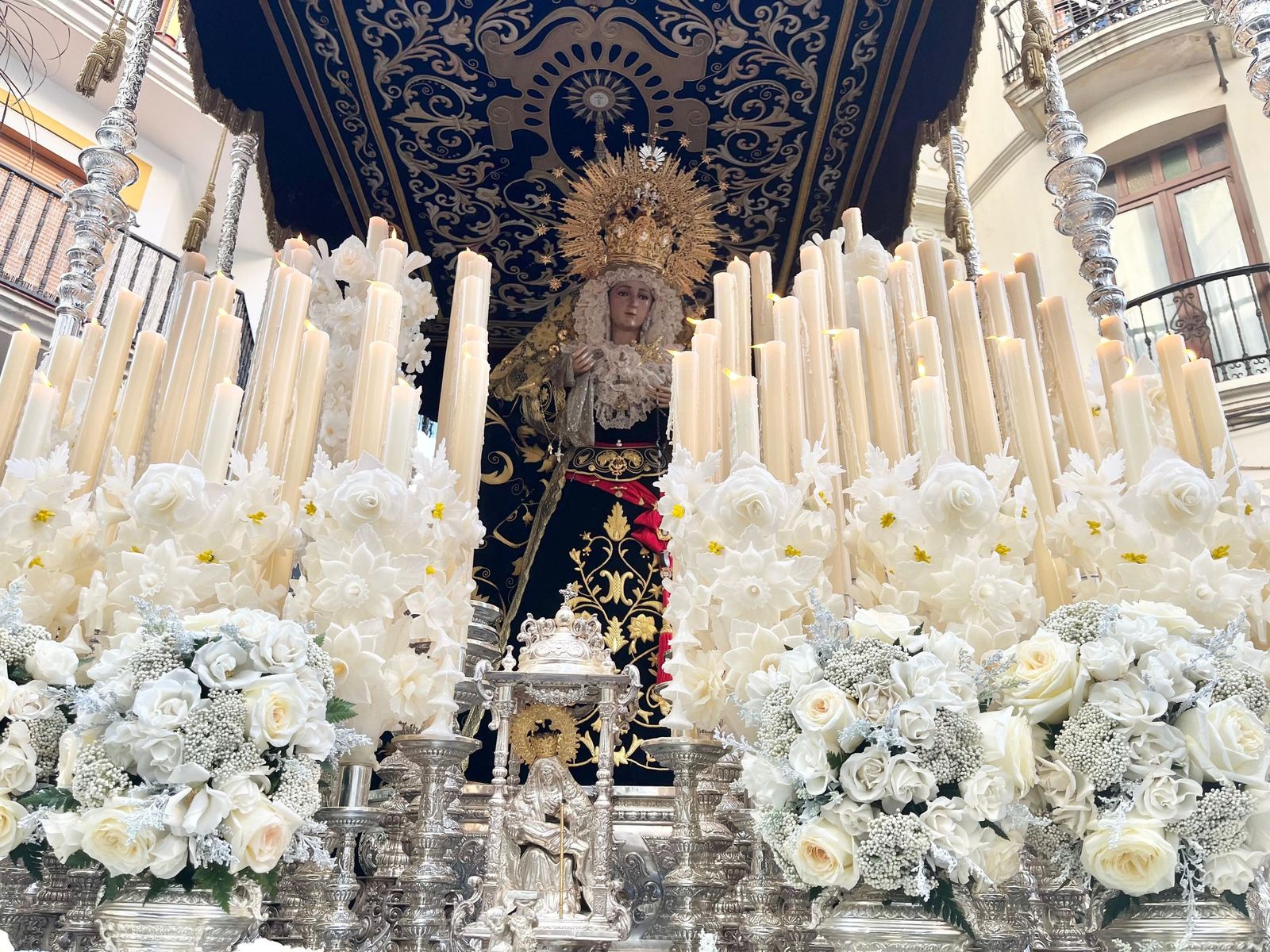 Cuarenta y cinco hombres bajo las trabajaderas y uno "ayudando desde el cielo"