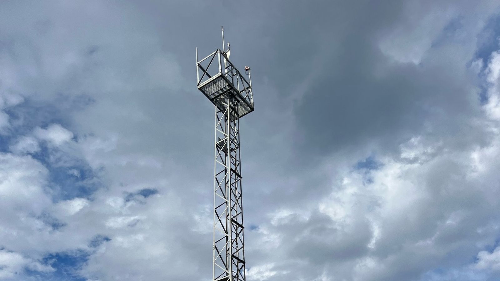 Estas son las torres que están situadas estratégicamente para tener la mayor cobertura posible, tiene una altura de 22 metros desde el suelo y albergan la cámara térmica, una cámara PTZ de visión diurna y los sistemas de comunicaciones