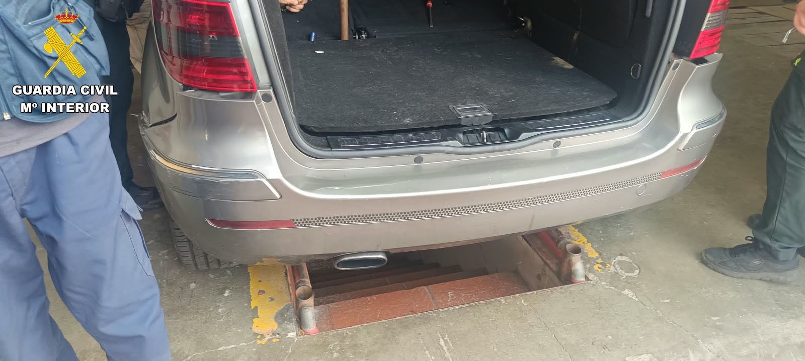 La Guardia Civil detiene a una madre y su hija con 64 kilos de hachís ocultos en el coche