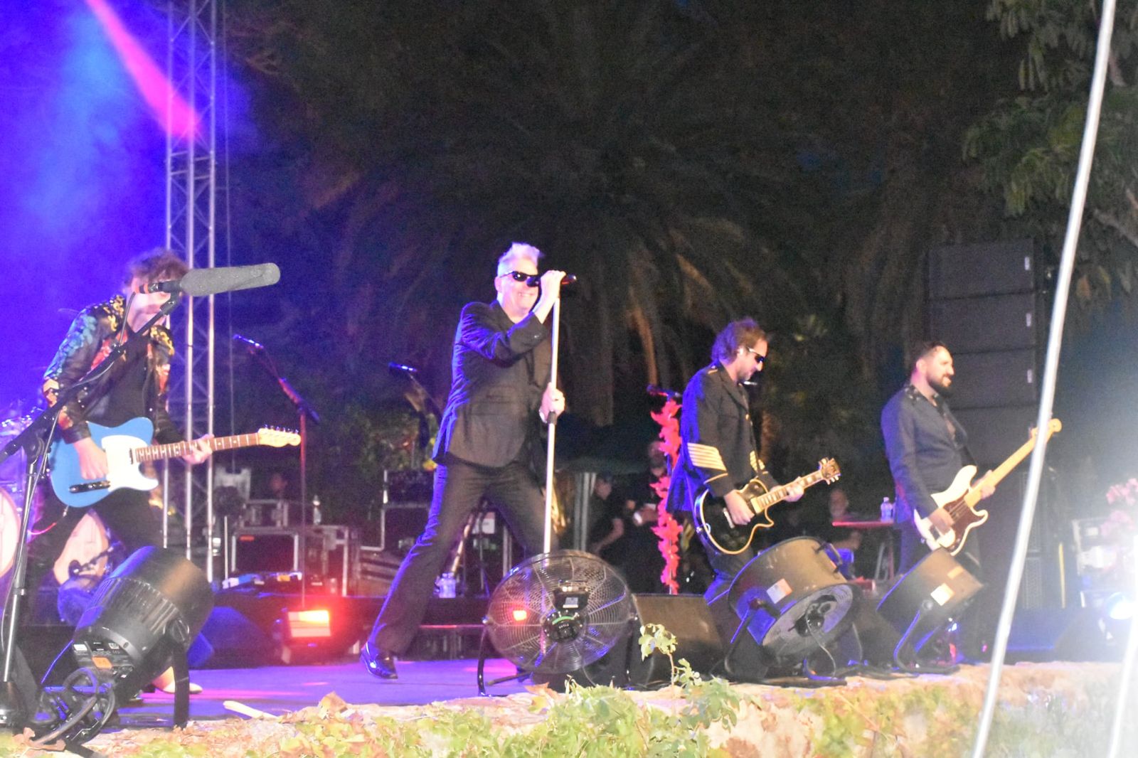 El ‘Loco’ de siempre, el viejo rockero de hoy: Loquillo triunfa en Ceuta