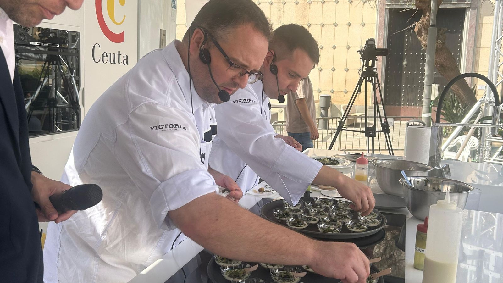 El chef Juan Aceituno y el jefe de cocinas de su restaurante, Álvaro Jiménez, durante la preparación de la piñonada marina por la III Semana Gastronómica y Sostenible de Ceuta