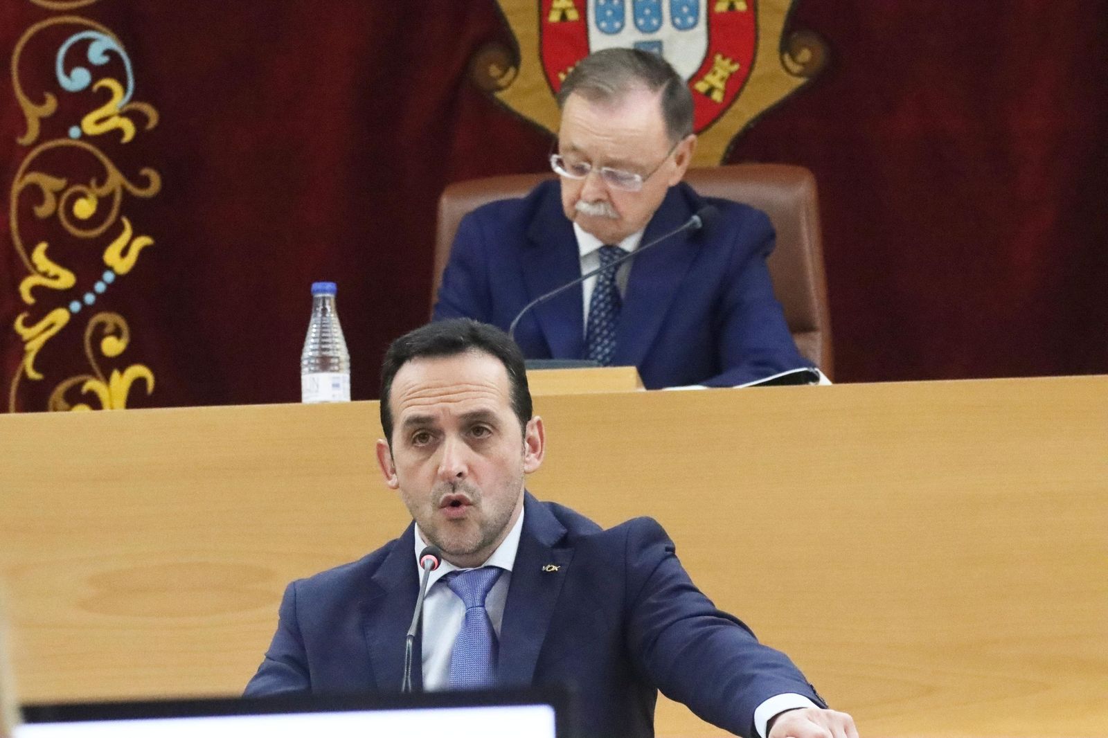 Juan Sergio Reondo, portavoz del Grupo Parlamentario Vox durante la sesión plenaria para la aprobación definitiva de los presupuestos de la Ciudad para 2026