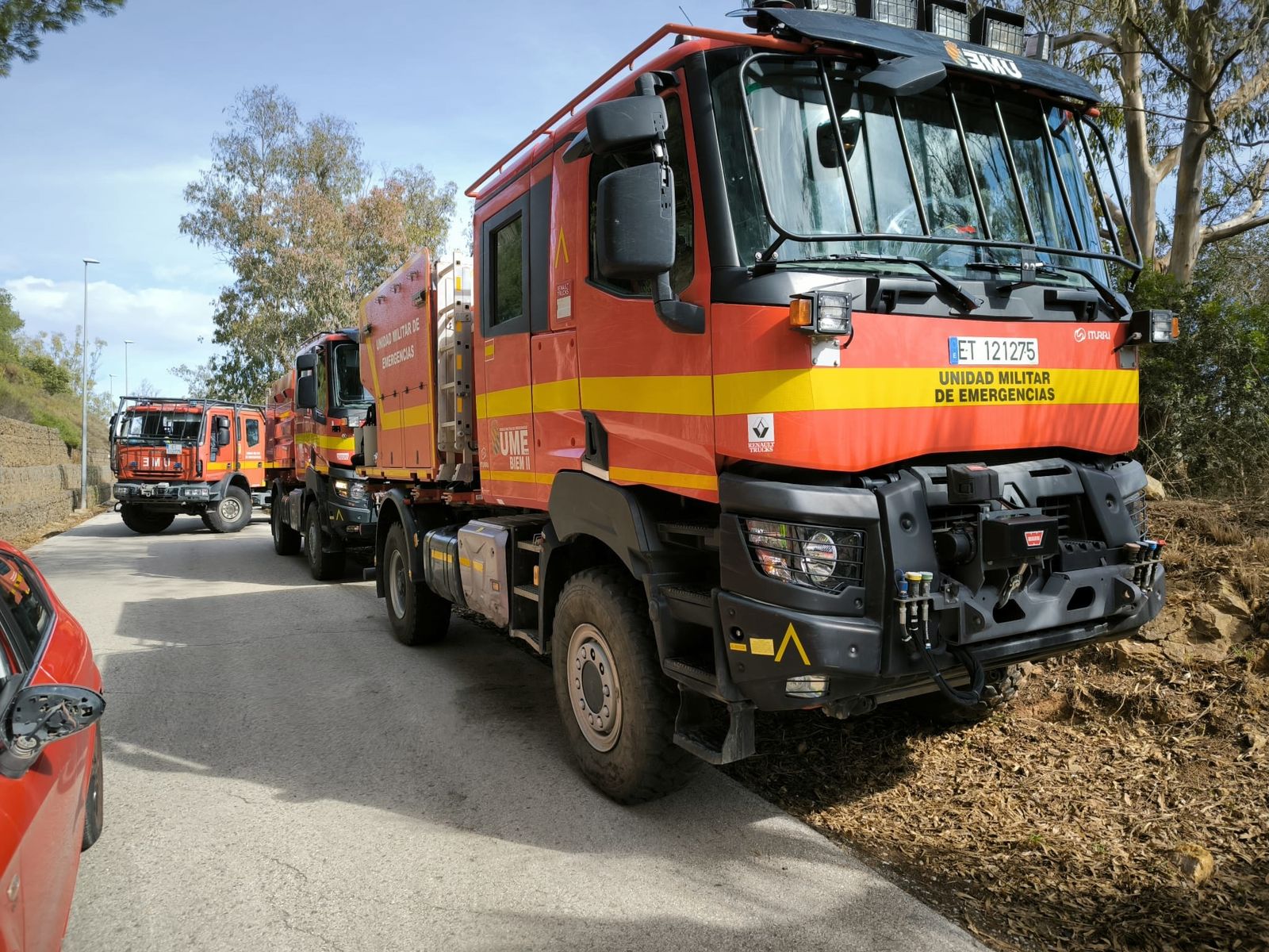 Camiones de la UME desplegados en las proximidades de la presa