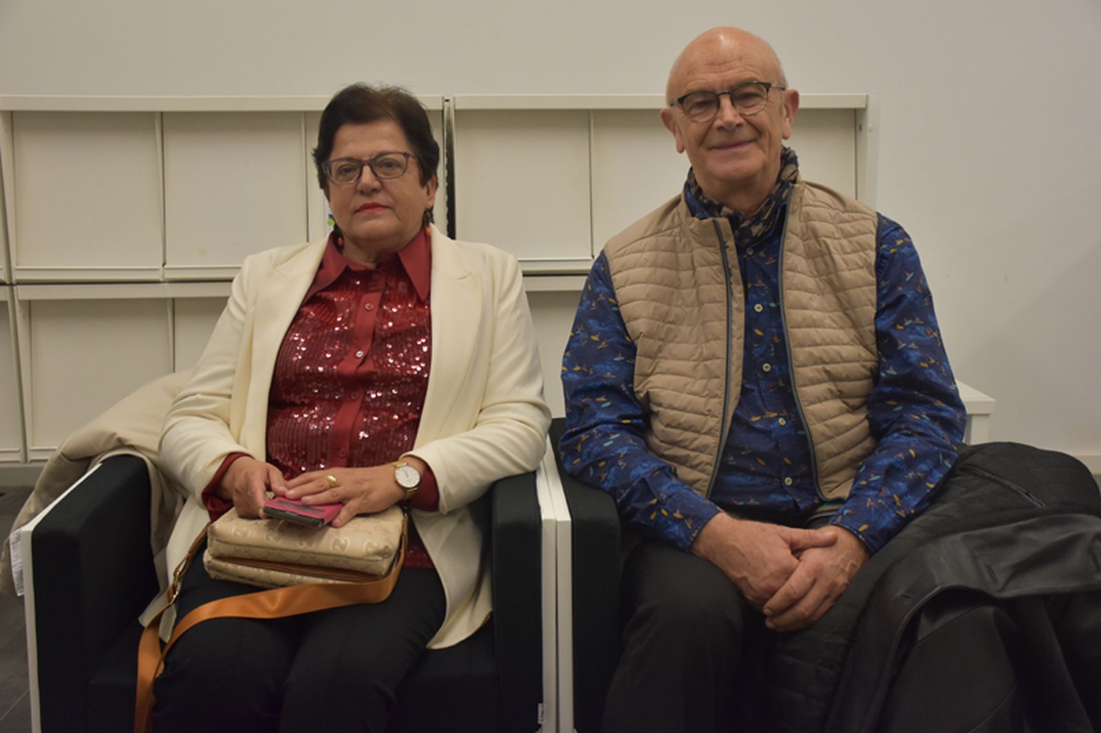 Soledad y Bernardo, psicólogos jubilados, llevan un año y medio en Ceuta y como parte del club de lectura de la 'Adolfo Suárez'. / FOTO G.S.