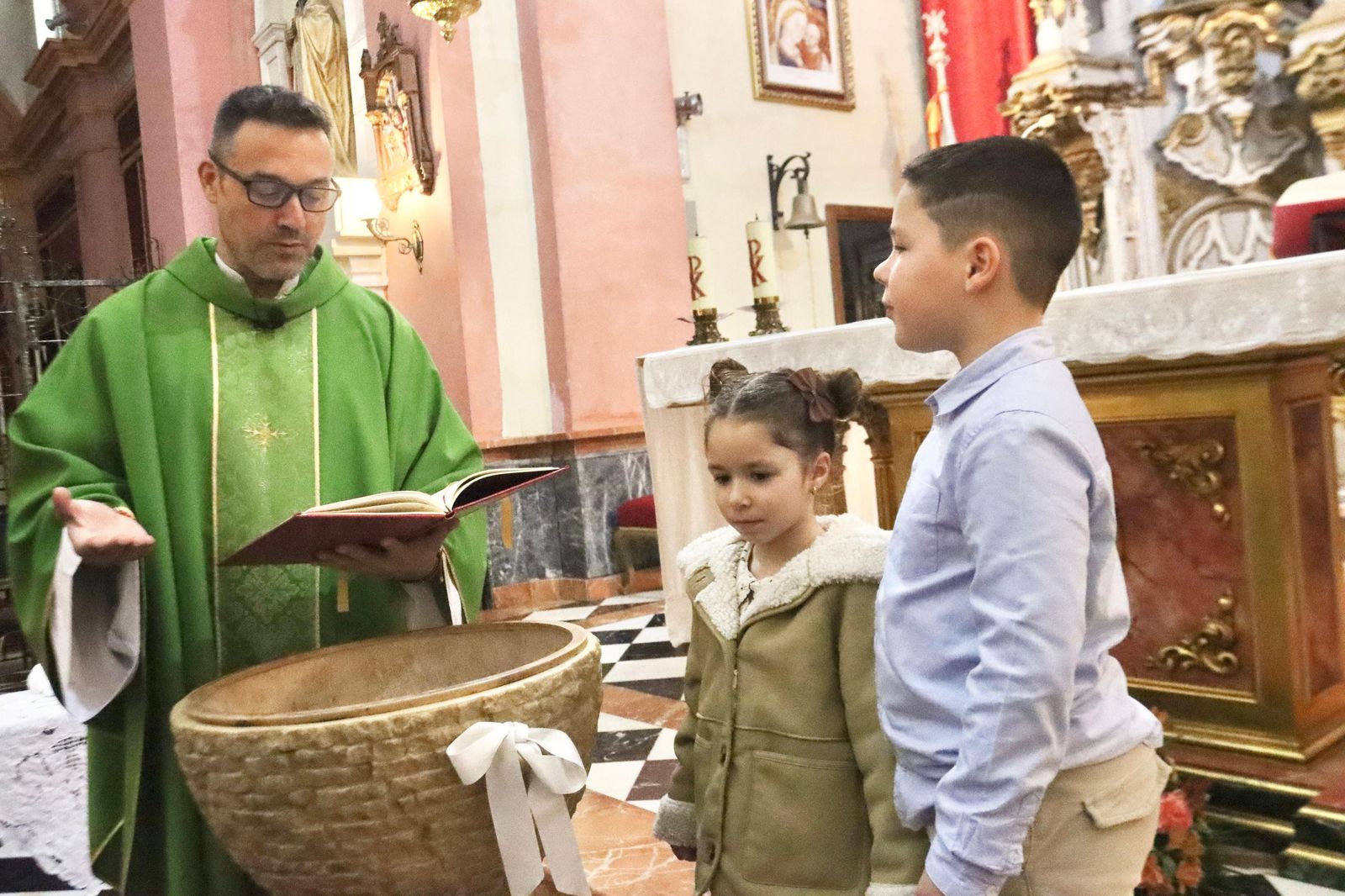 Dylan y Daira reciben el Sacramento del bautismo