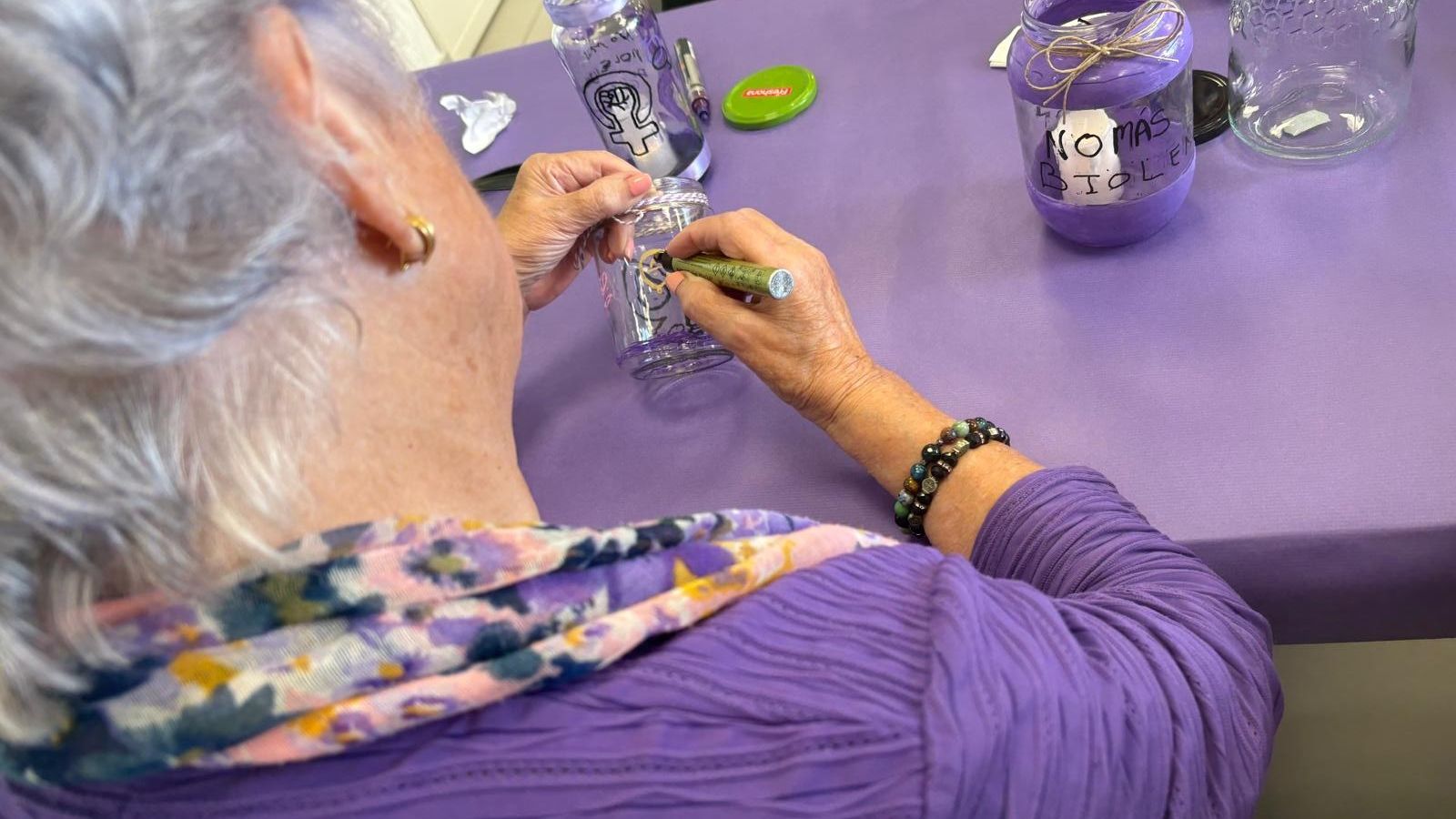 Una usuaria de los talleres de Cruz Roja