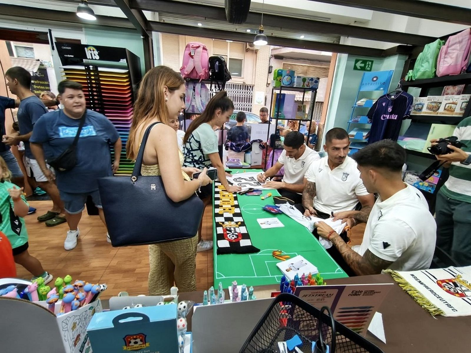 Firma de los jugadores de la AD Ceuta