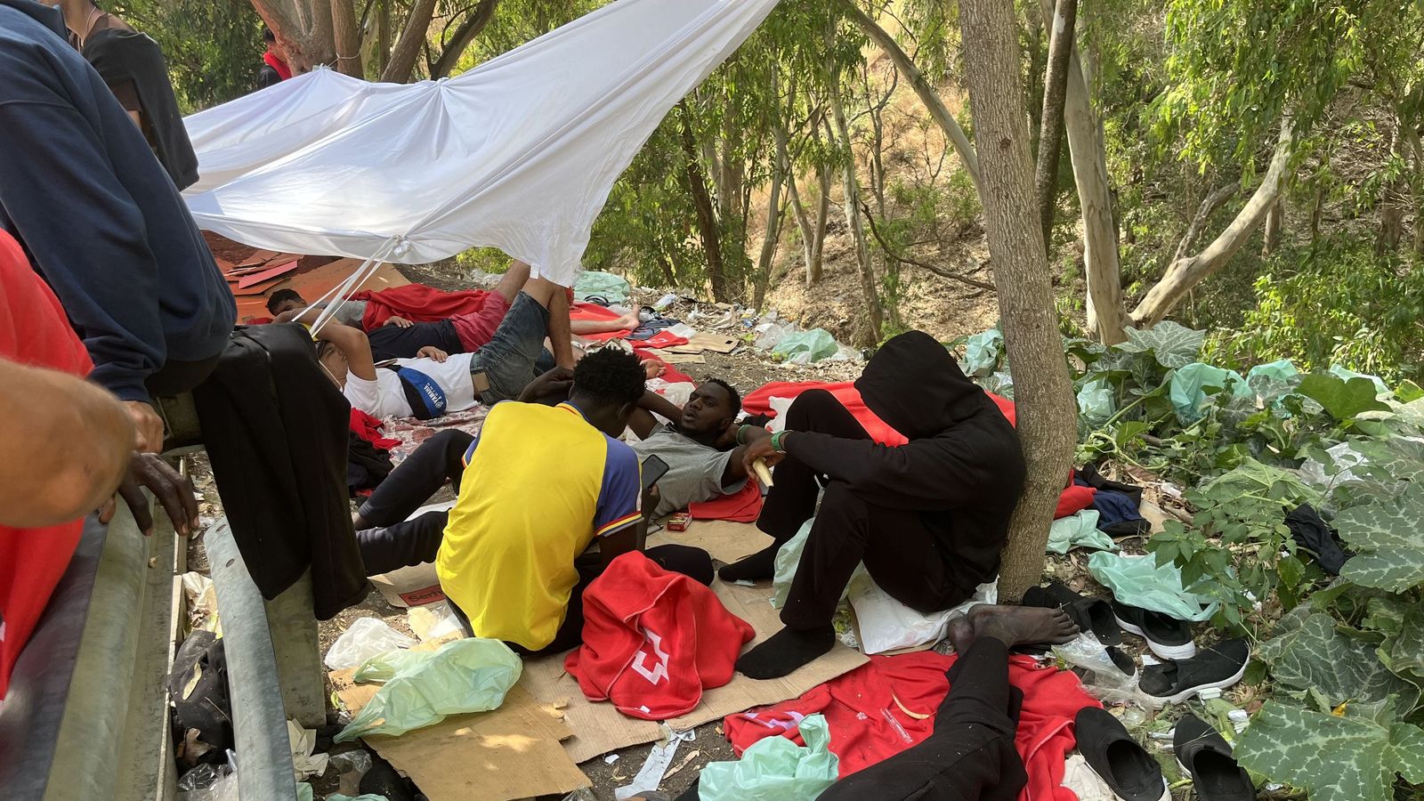 Personas migrantes esperando a las puertas del CETI su ingreso en las instalaciones