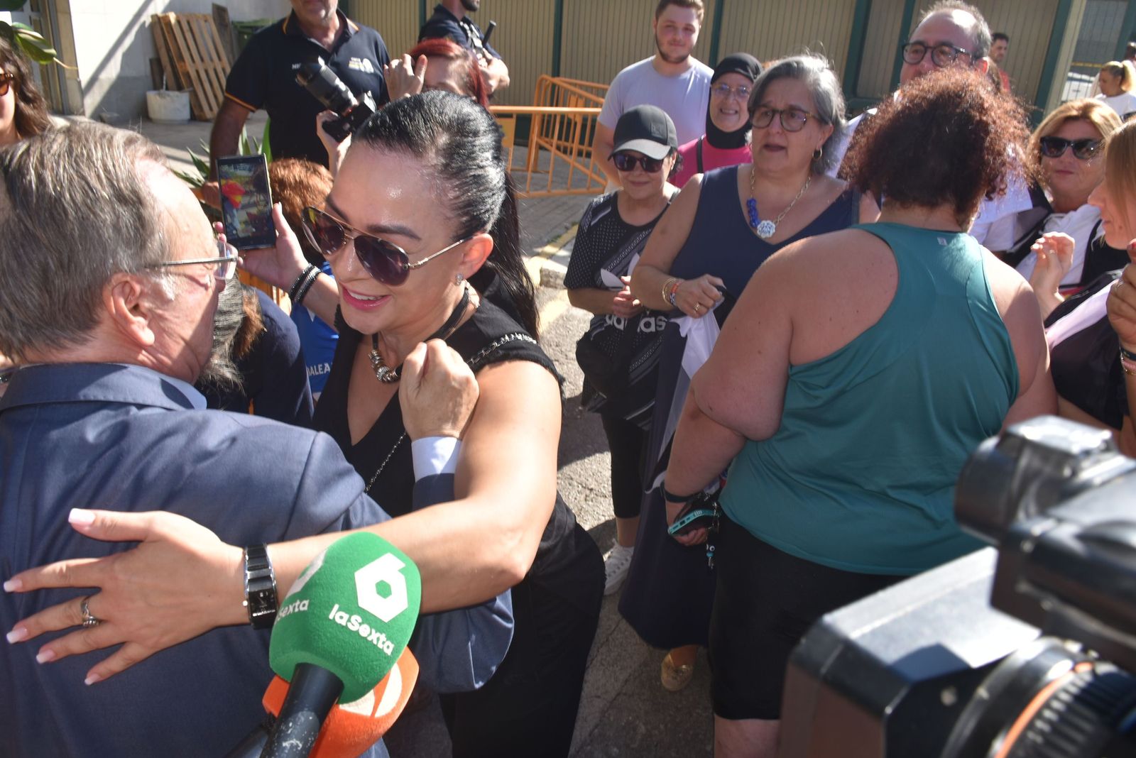 FOTOGALERÍA | Ceutíes reciben a Vivas a su regreso de Madrid