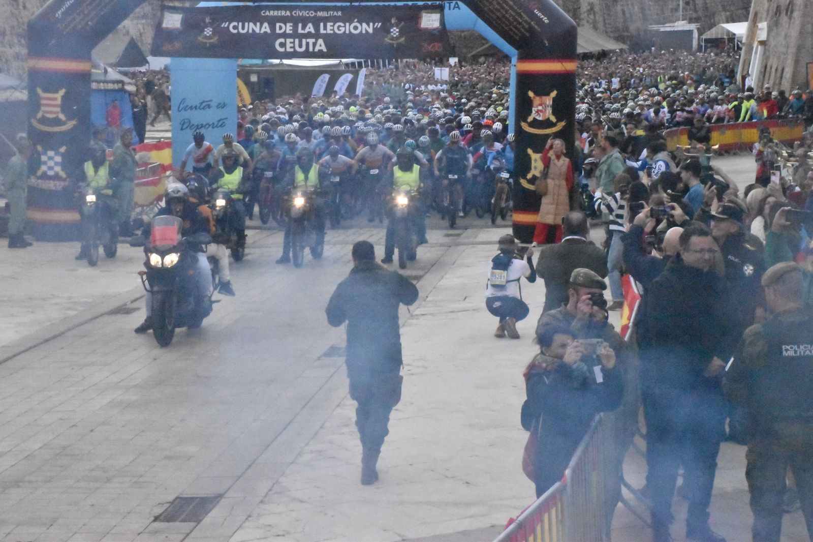 FOTOGALERÍA | Miles de corredores toman la salida en la X Cuna de la Legión: mira las imágenes