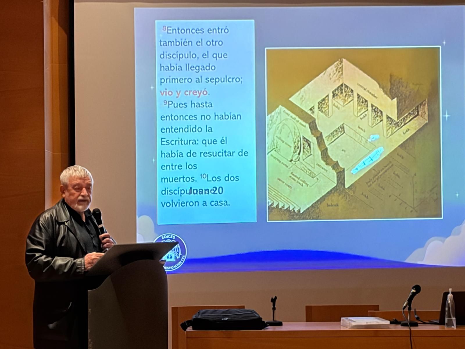 Miñarro López explicando al público su ponencia con un proyector.