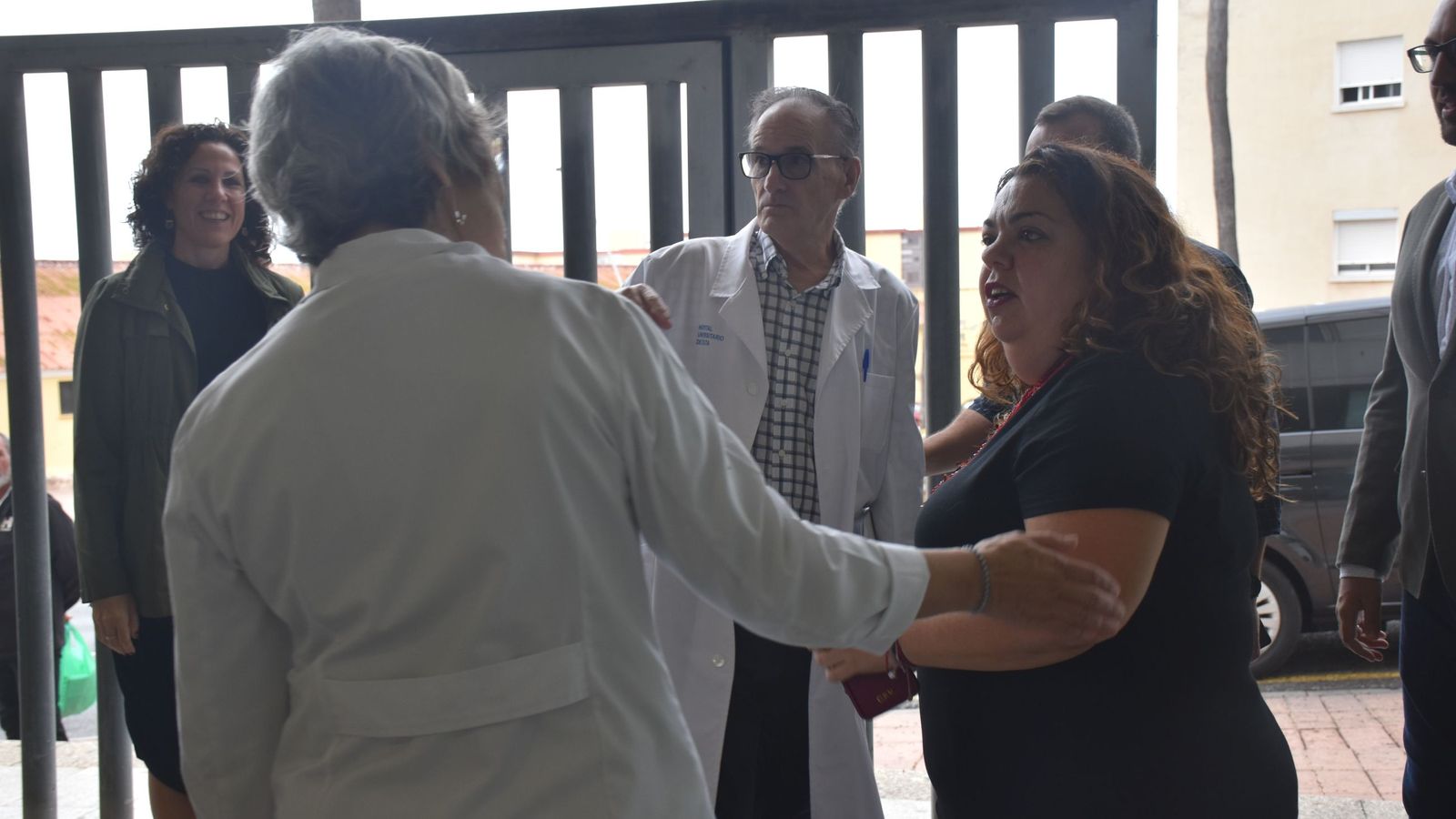 La delegada del Gobierno, Cristina Pérez, a su llegada a Otero, recibida por la directora de Enfermería, María del Carmen Ruiz, y el director territorial, Jesús Lopera La delegada del Gobierno, Cristina Pérez, a su llegada a Otero, recibida por la directora de Enfermería, María del Carmen Ruiz, y el director territorial, Jesús Lopera