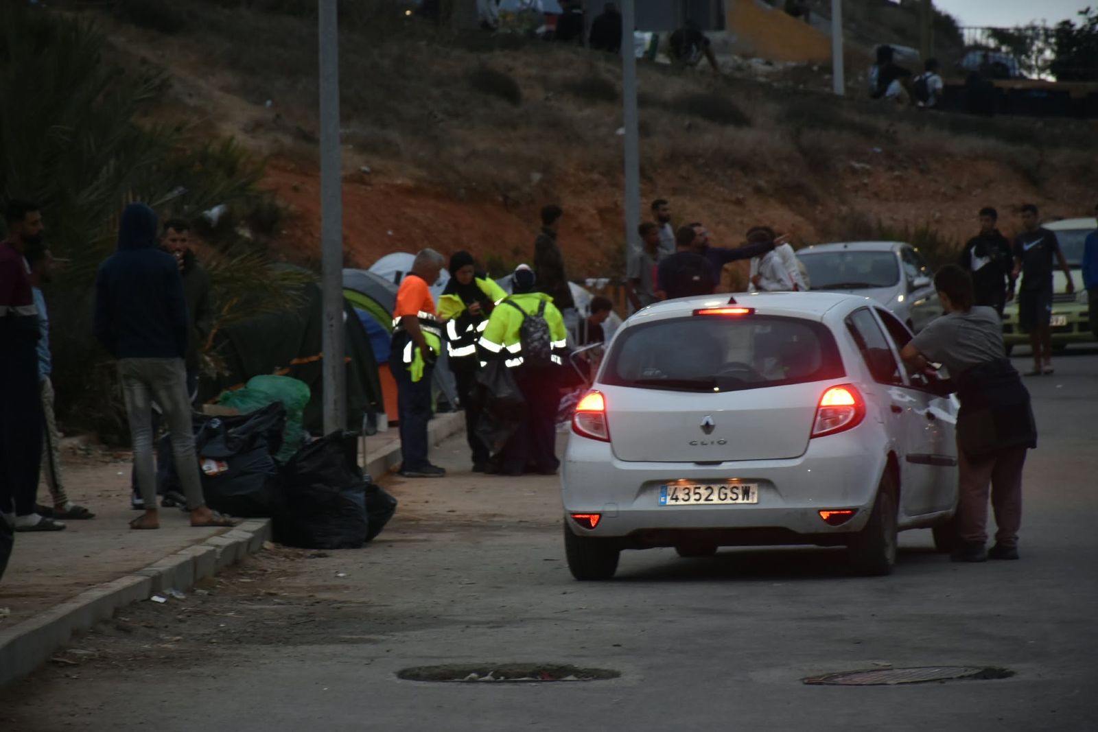 Traslado y retorno de migrantes al CATE y a Marruecos tras el desalojo de la playa de Beníte