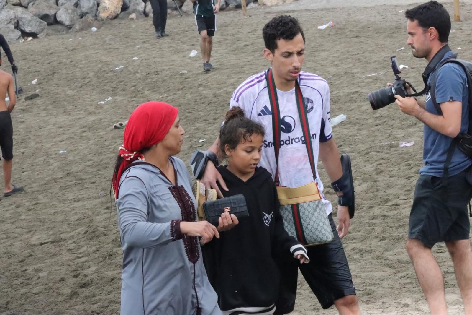 Una menor de edad, junto a sus padres en la zona fronteriza con Ceuta