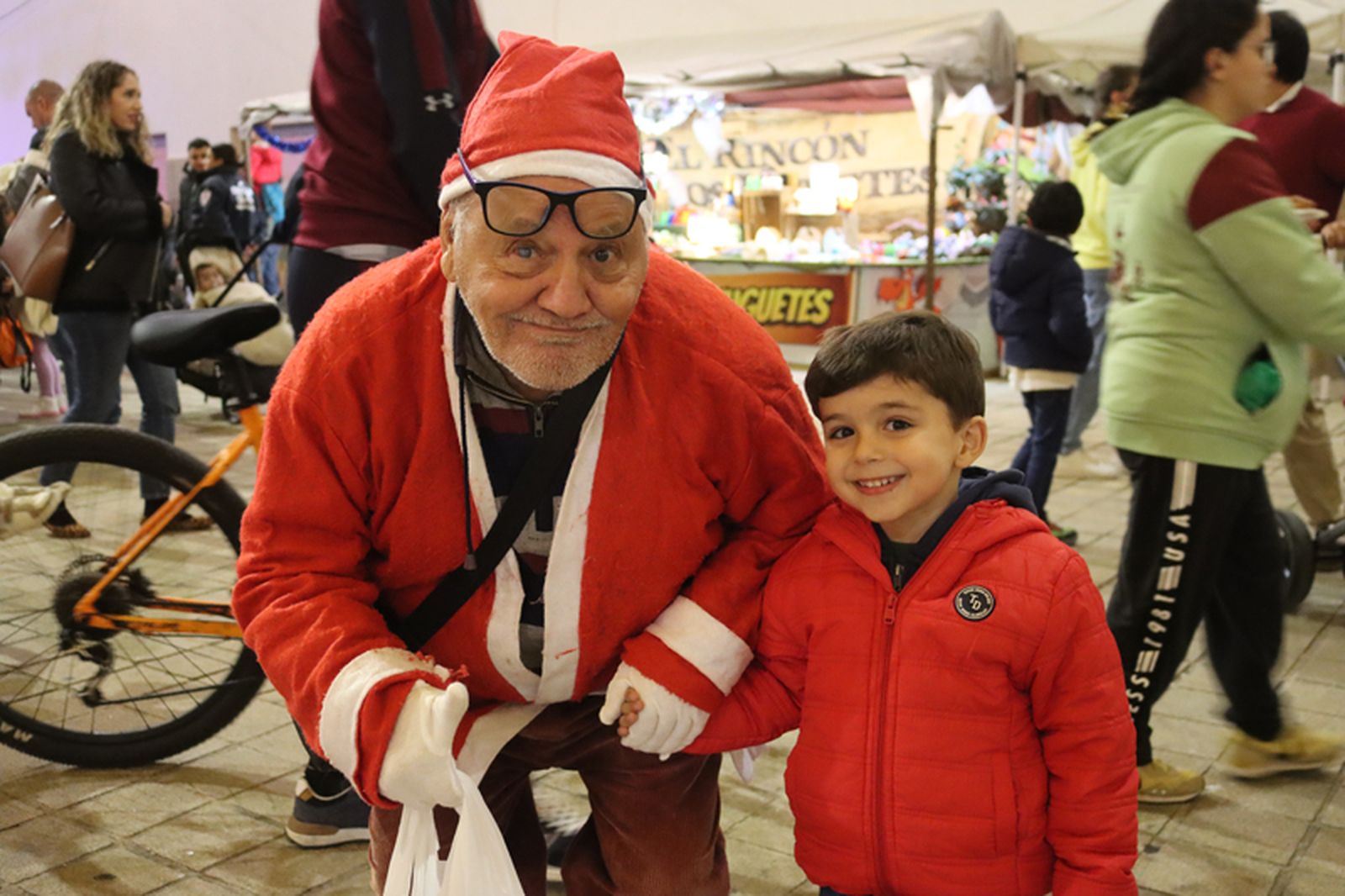 FOTOGALERÍA | Polvoroná infantil y mercadillo en la plaza Nelson Mandela