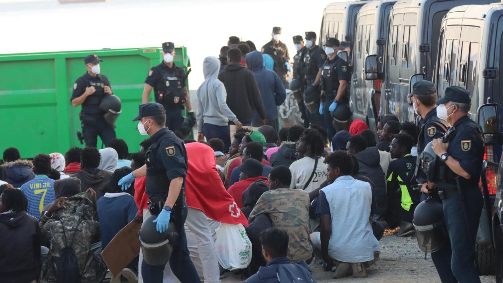 La Policía y la Guardia Civil desalojan la Playa del Trampolín