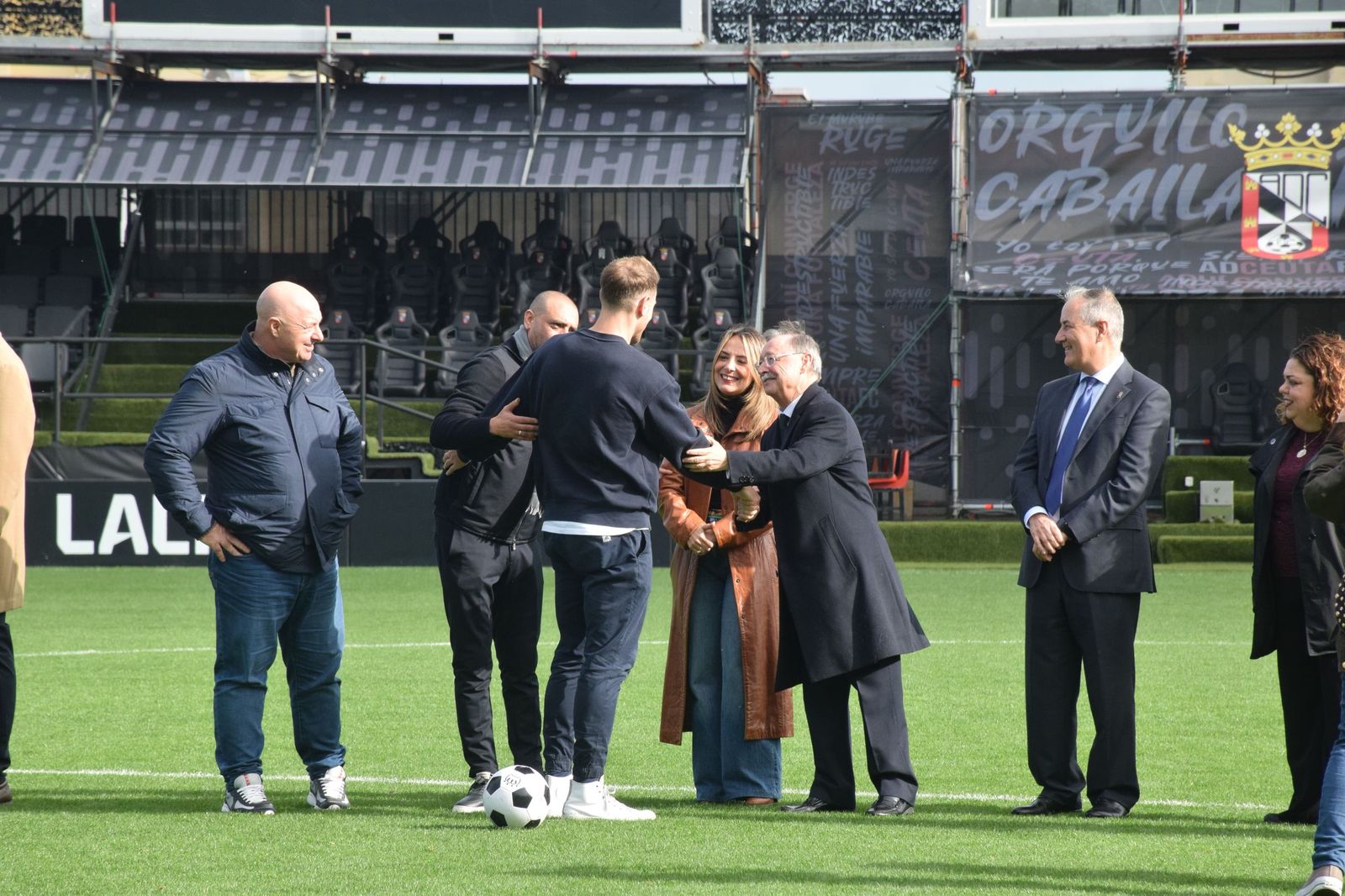 Los Reyes Magos aterrizan en el Alfonso Murube horas antes de la cabalgata