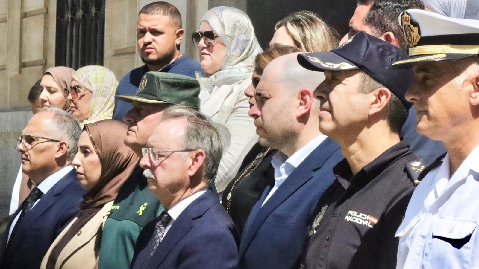 Imagen del minuto de silencio en el Palacio de la Asamblea por las víctimas del terremoto.