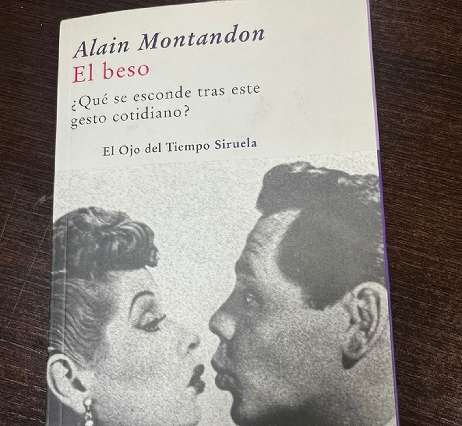 Portada del libro El beso, ¿qué se esconde en este gesto cotidiano? de Alain Montandon. / FOTO EL PUEBLO