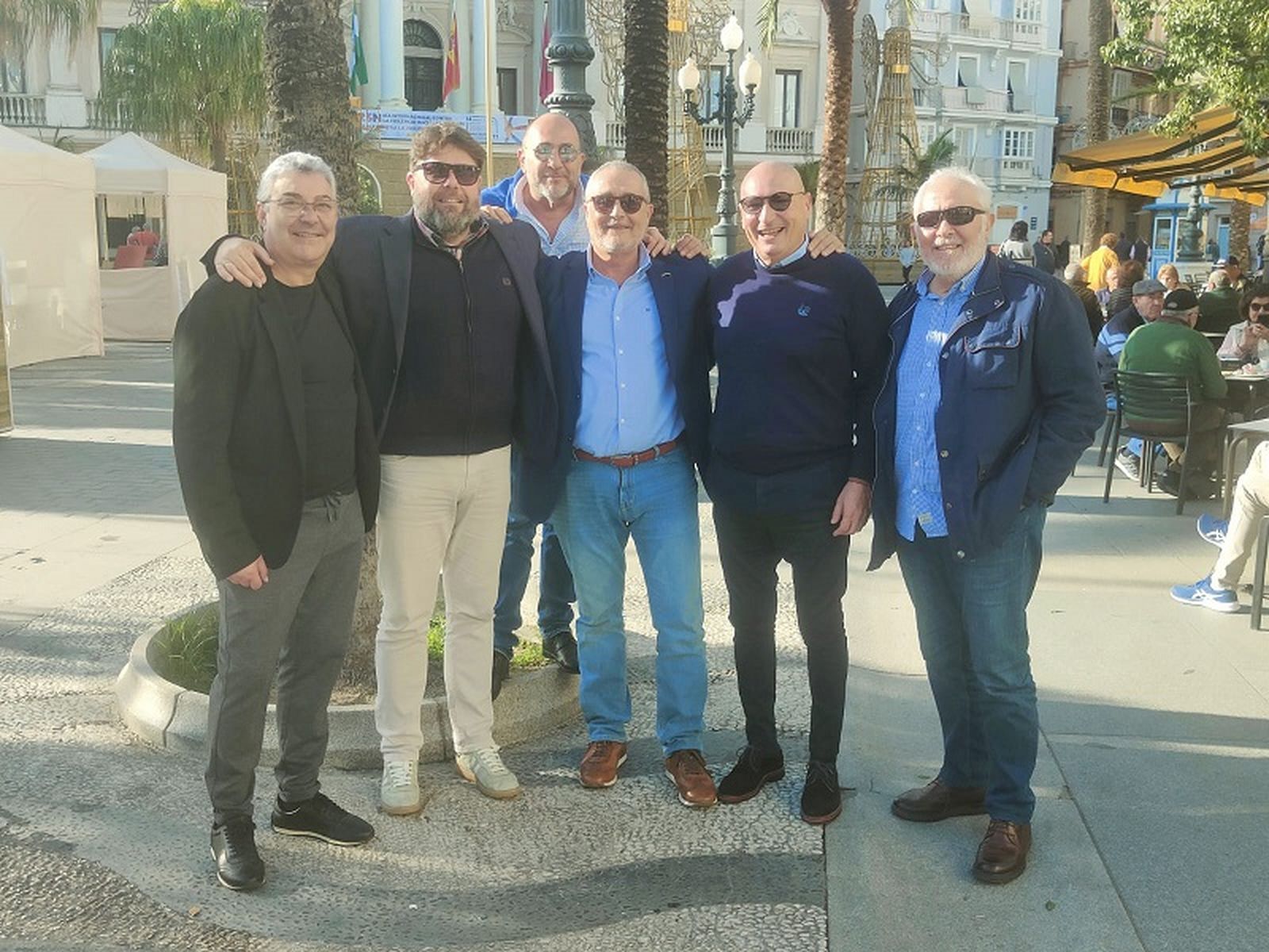 El autor del coro de Ceuta, Paco Sánchez, junto a Antonio Procopio, presidente de ASCOGA (Asociación de Coristas Gaditanos). / FOTO CEDIDA