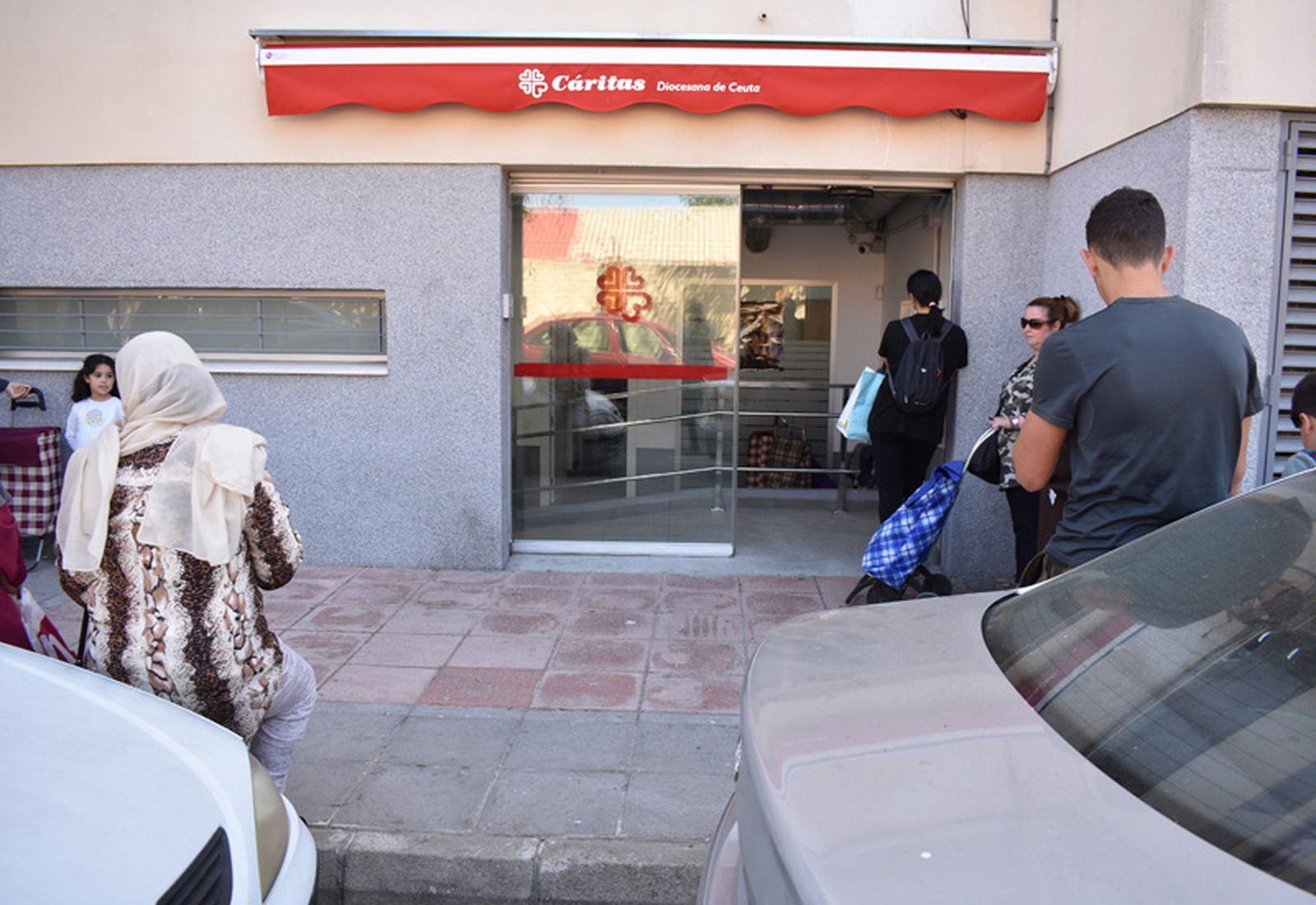 Colas de beneficiarios de las ayudas concedidas por Cáritas. / FOTO E.P.